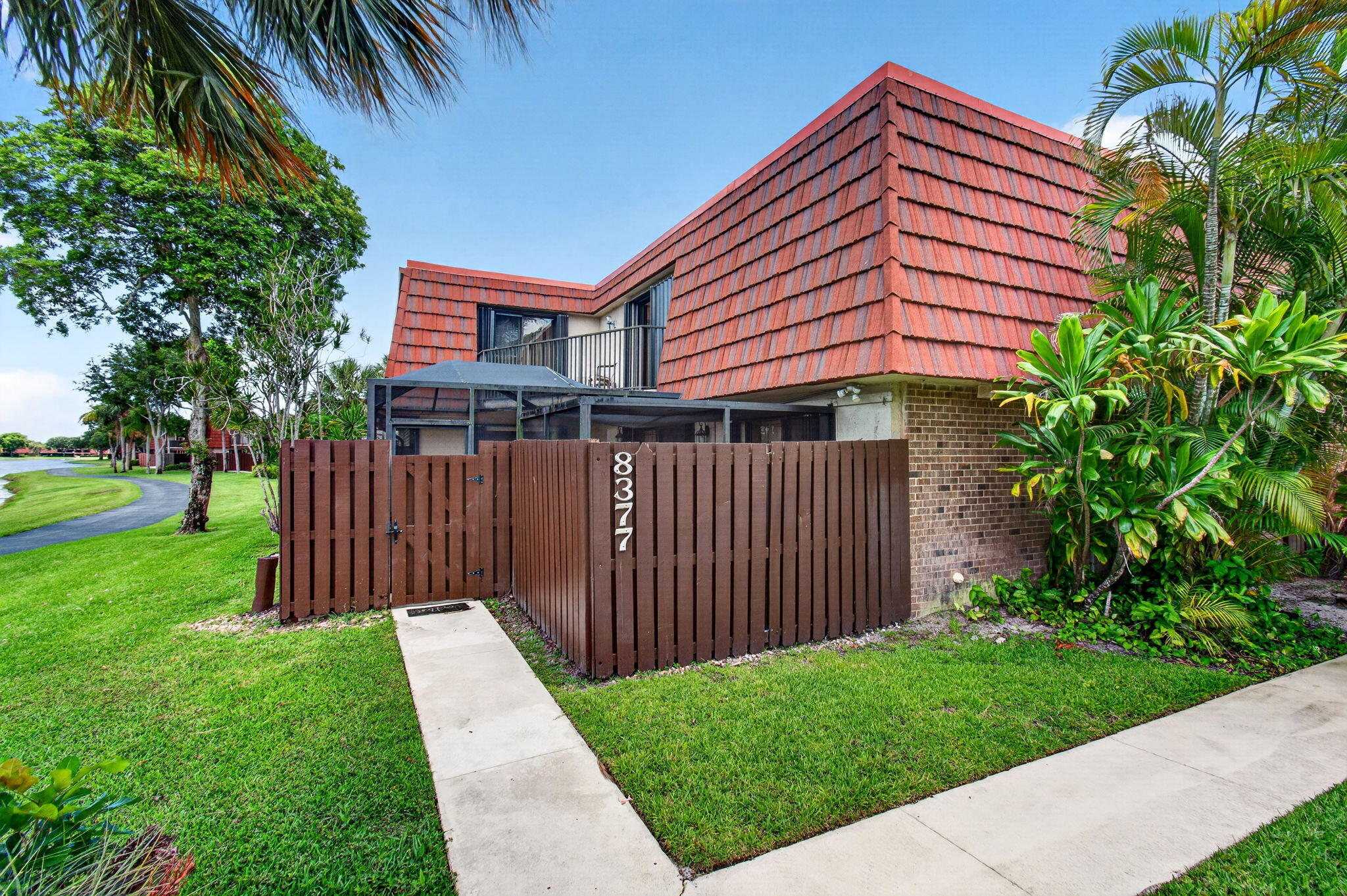 Foto de propiedad en 8377 Boca Rio Drive, Boca Raton, FL 33433 Boca Raton con MLS# 