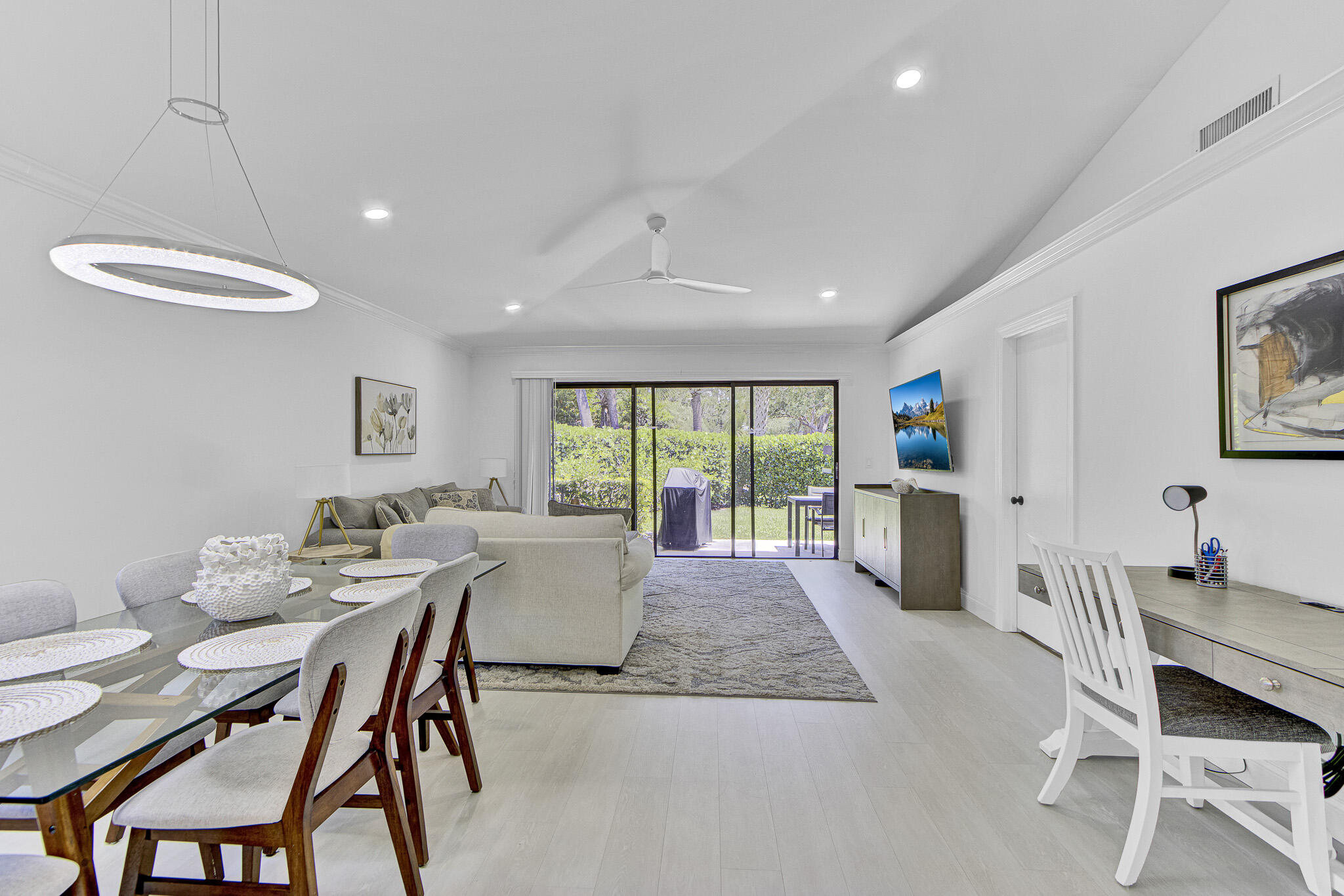 Foto de propiedad en 106 Club Drive, Palm Beach Gardens, FL 33418 Palm Beach Gardens con MLS# 