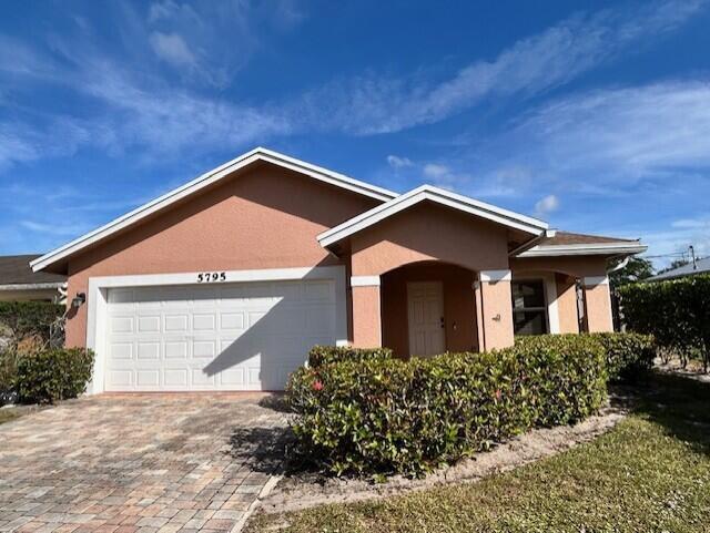 Foto de propiedad en 5795 SE Mitzi Lane, Stuart, FL 34997 Stuart con MLS# 