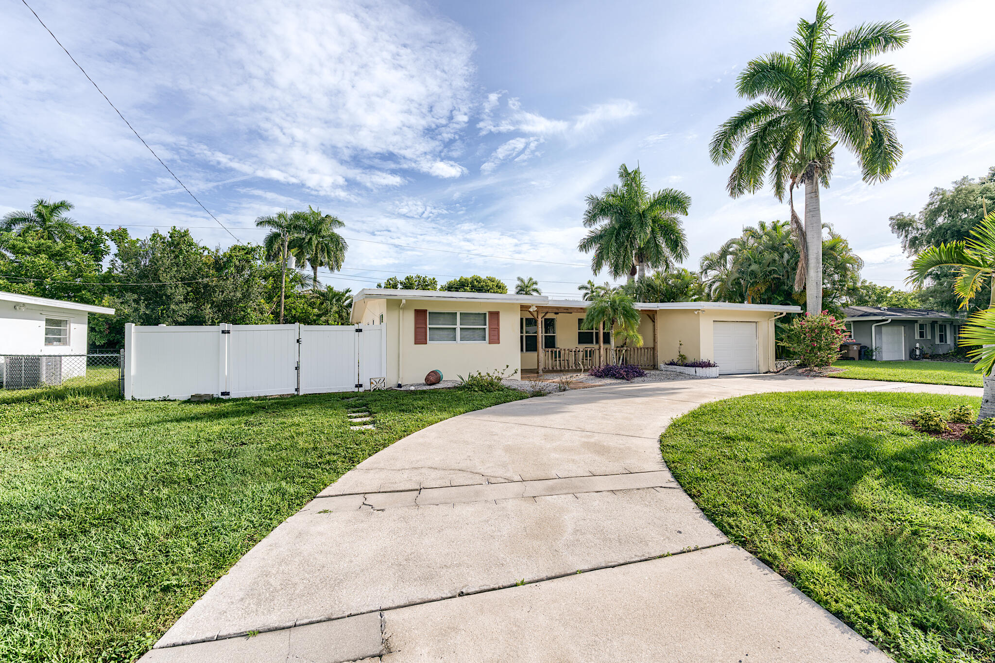 Foto de propiedad en 1443 Ricardo Avenue, Fort Myers, FL 33901 Fort Myers con MLS# 