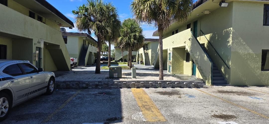 Foto de propiedad en 2250 NW 183rd Street 1, Miami Gardens, FL 33056 Miami Gardens con MLS# 