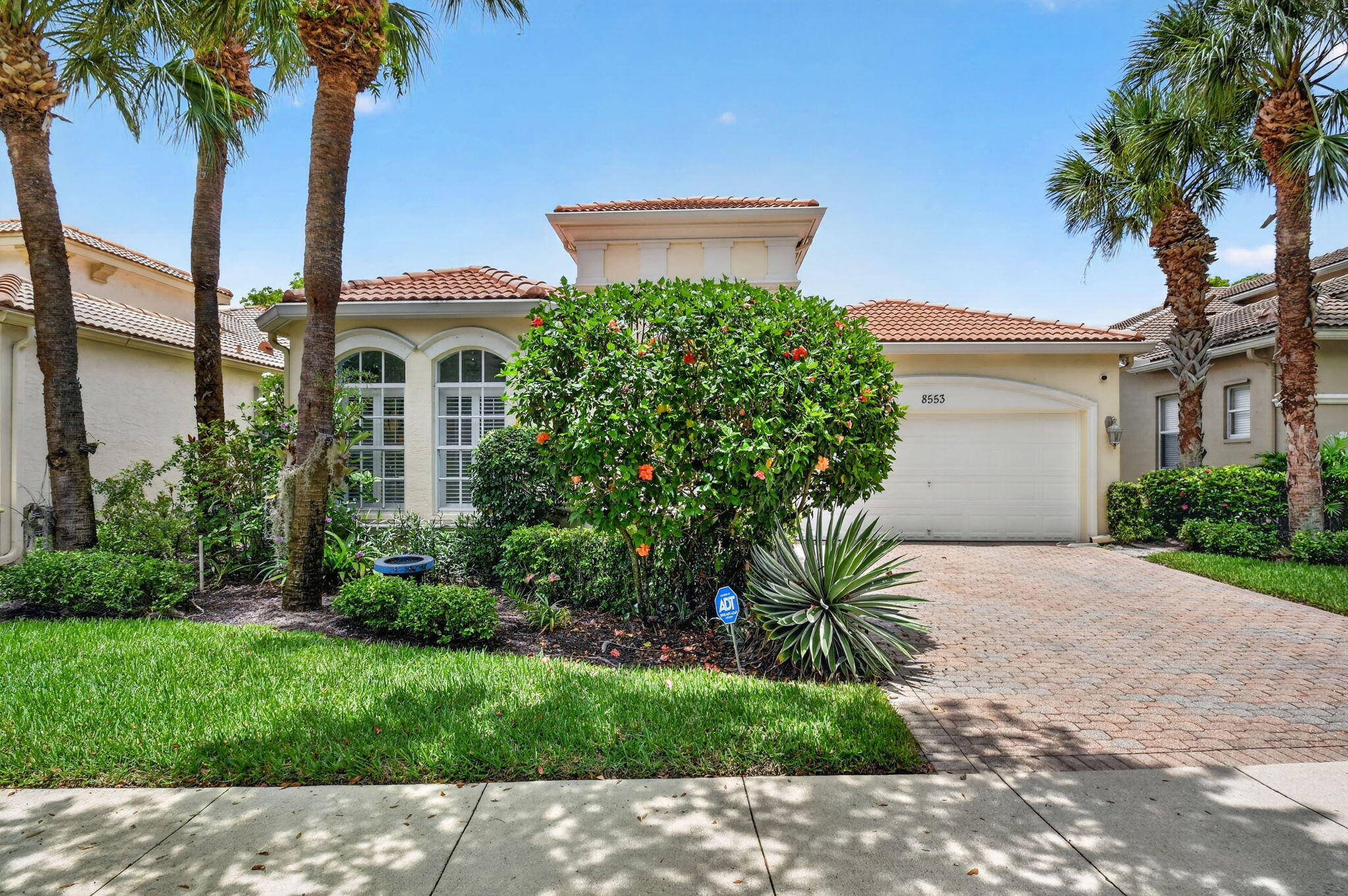 Foto de propiedad en 8553 E Via Grande E, Wellington, FL 33411 Wellington con MLS# 