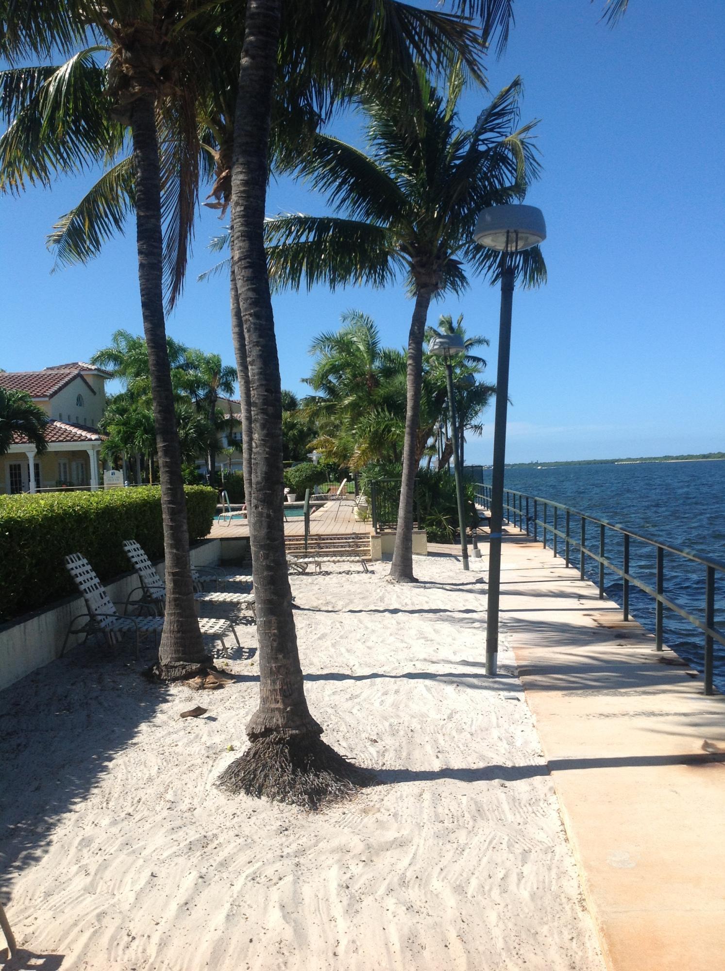 Foto de propiedad en 1040 Lake Shore Drive 105, Lake Park, FL 33403 Lake Park con MLS# 