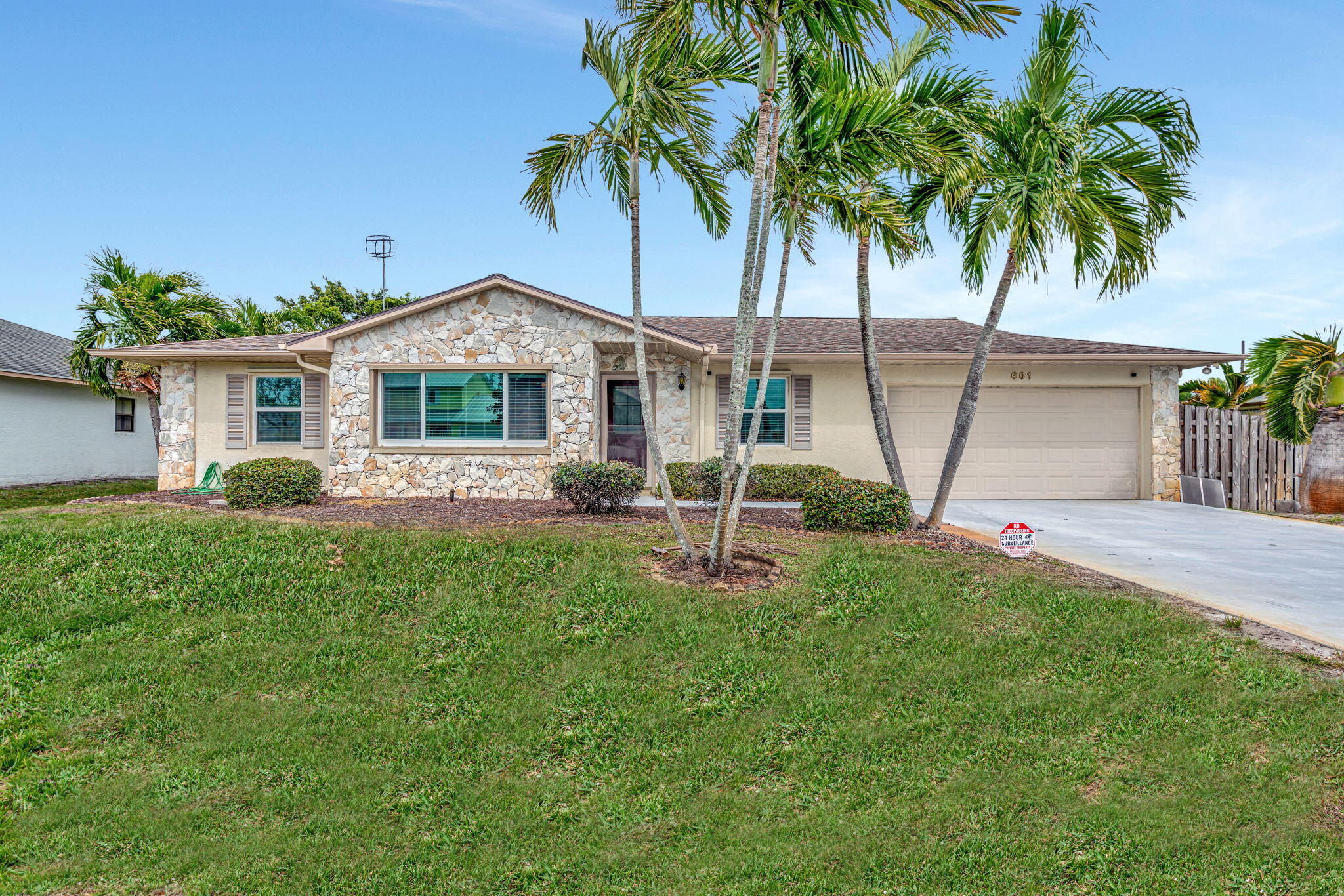 Foto de propiedad en 661 SE Crescent Avenue, Port St. Lucie, FL 34984 Port St. Lucie con MLS# 