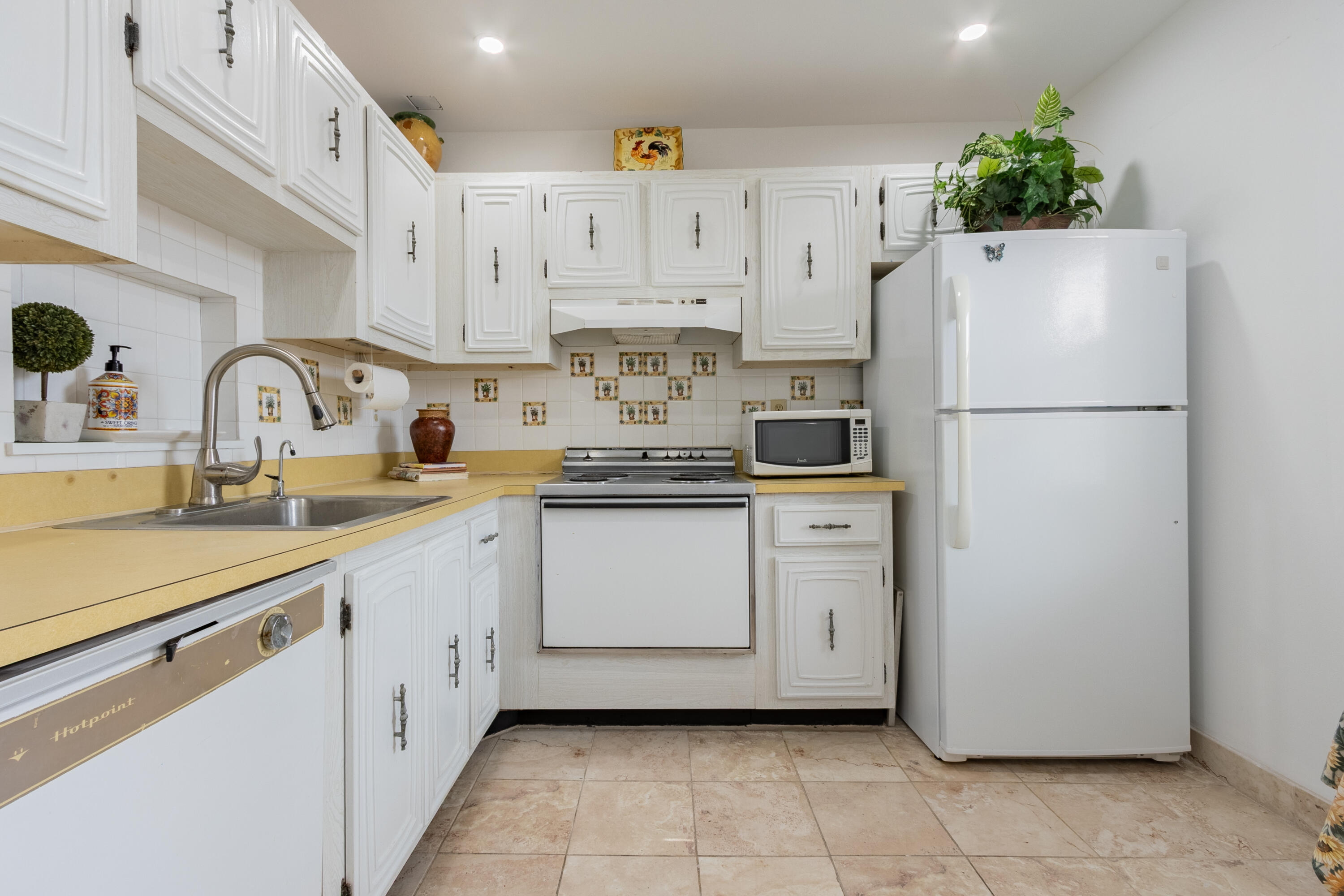 Foto de propiedad en 2811 Somerset Drive 412, Lauderdale Lakes, FL 33311 Lauderdale Lakes con MLS# 