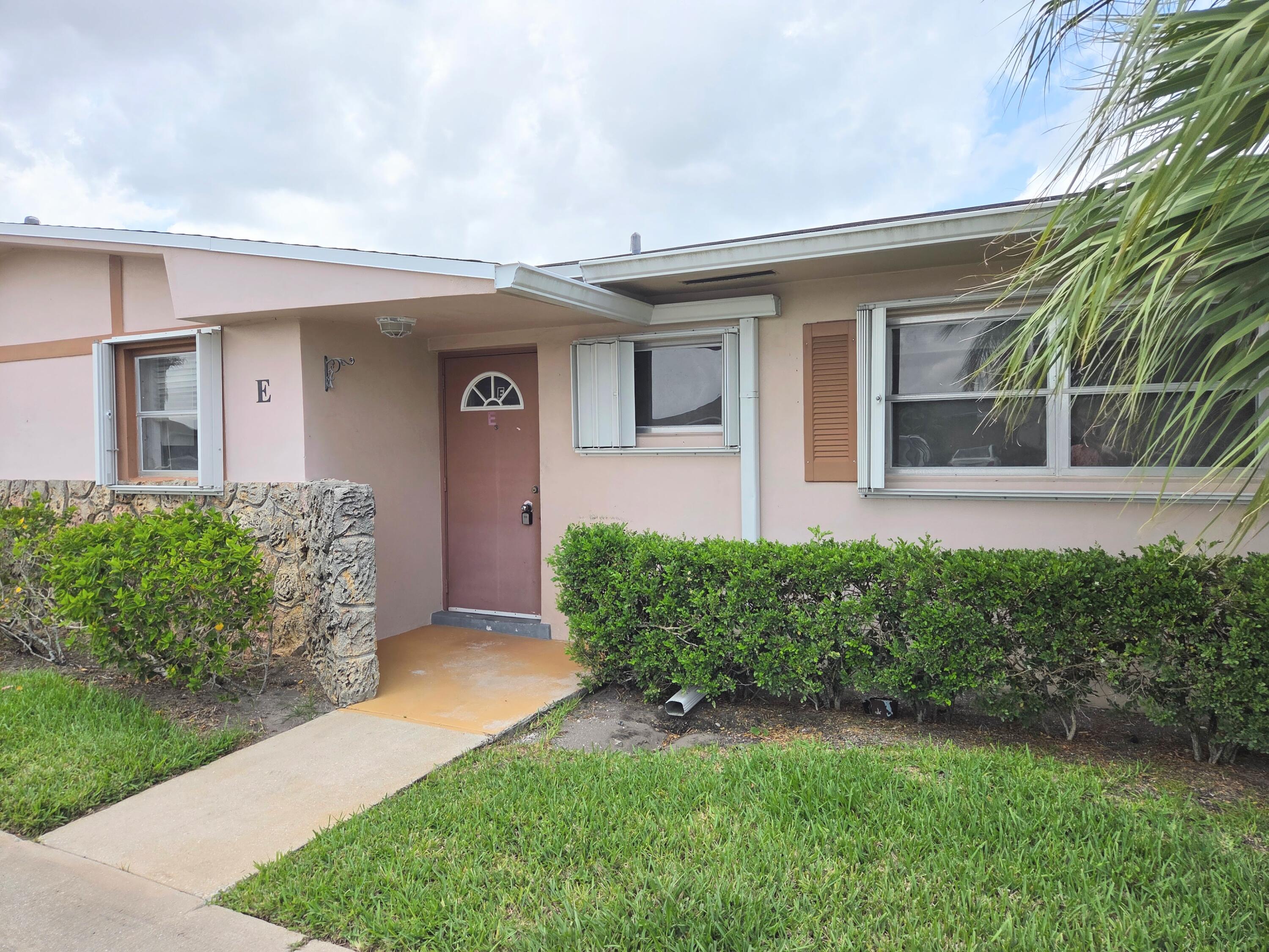 Foto de propiedad en 2703 Dudley Drive W Unit E, West Palm Beach, FL 33415 West Palm Beach con MLS# 