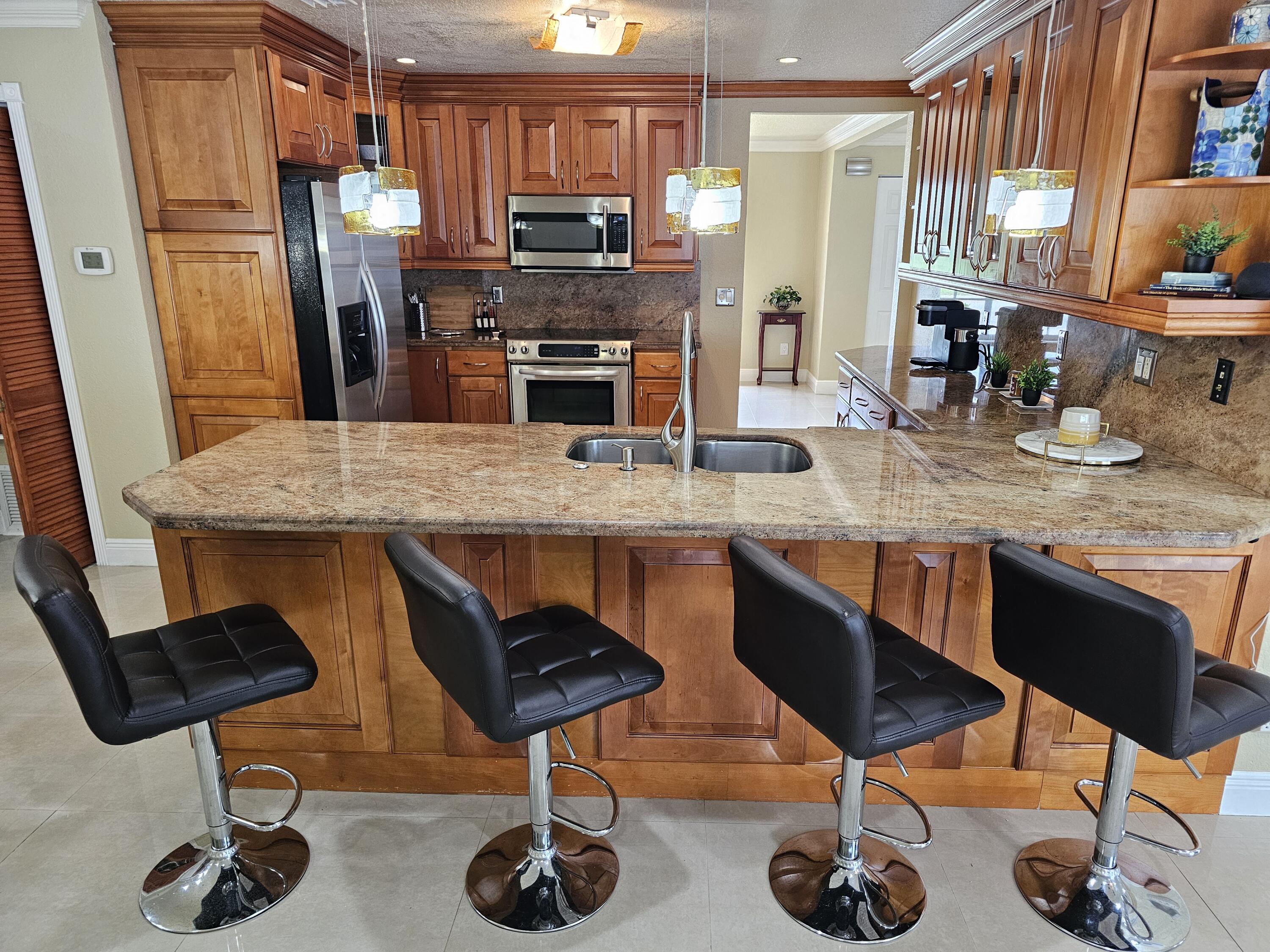 Foto de propiedad en 851 E Plantation Circle, Plantation, FL 33324 Plantation con MLS# 
