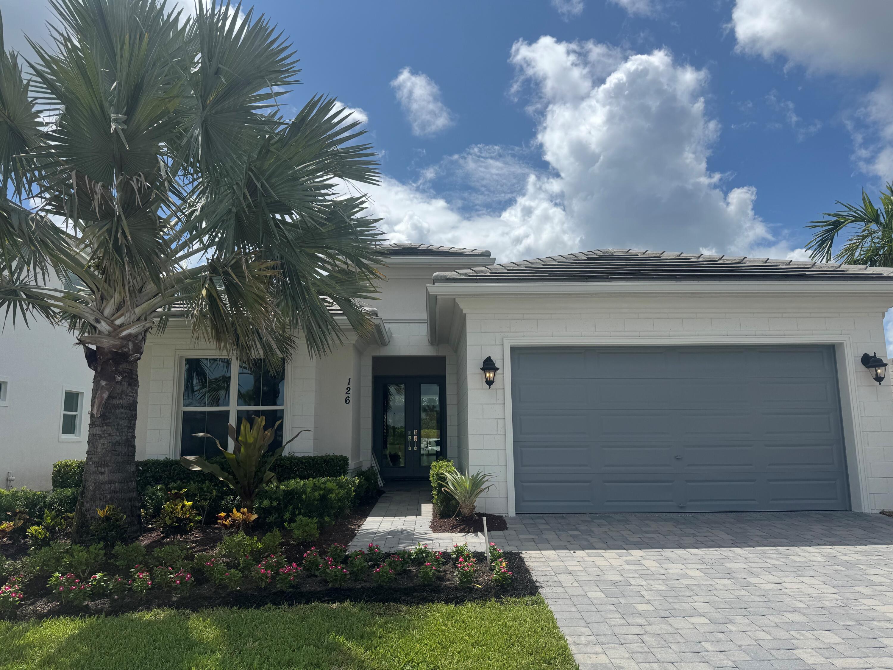 Foto de propiedad en 126 SE Calmo Circle, Port St. Lucie, FL 34984 Port St. Lucie con MLS# 