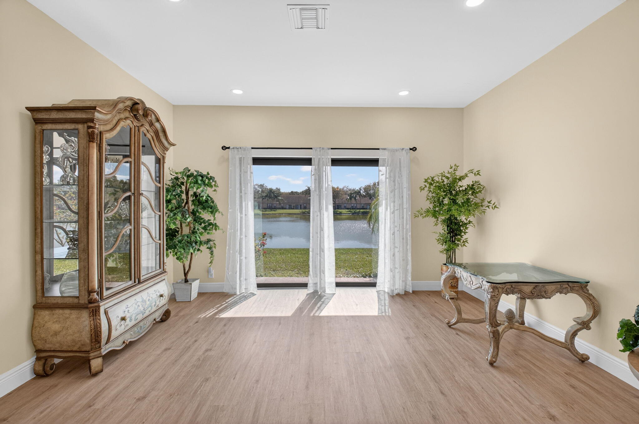Foto de propiedad en 8350 Springlake Drive, Boca Raton, FL 33496 Boca Raton con MLS# 