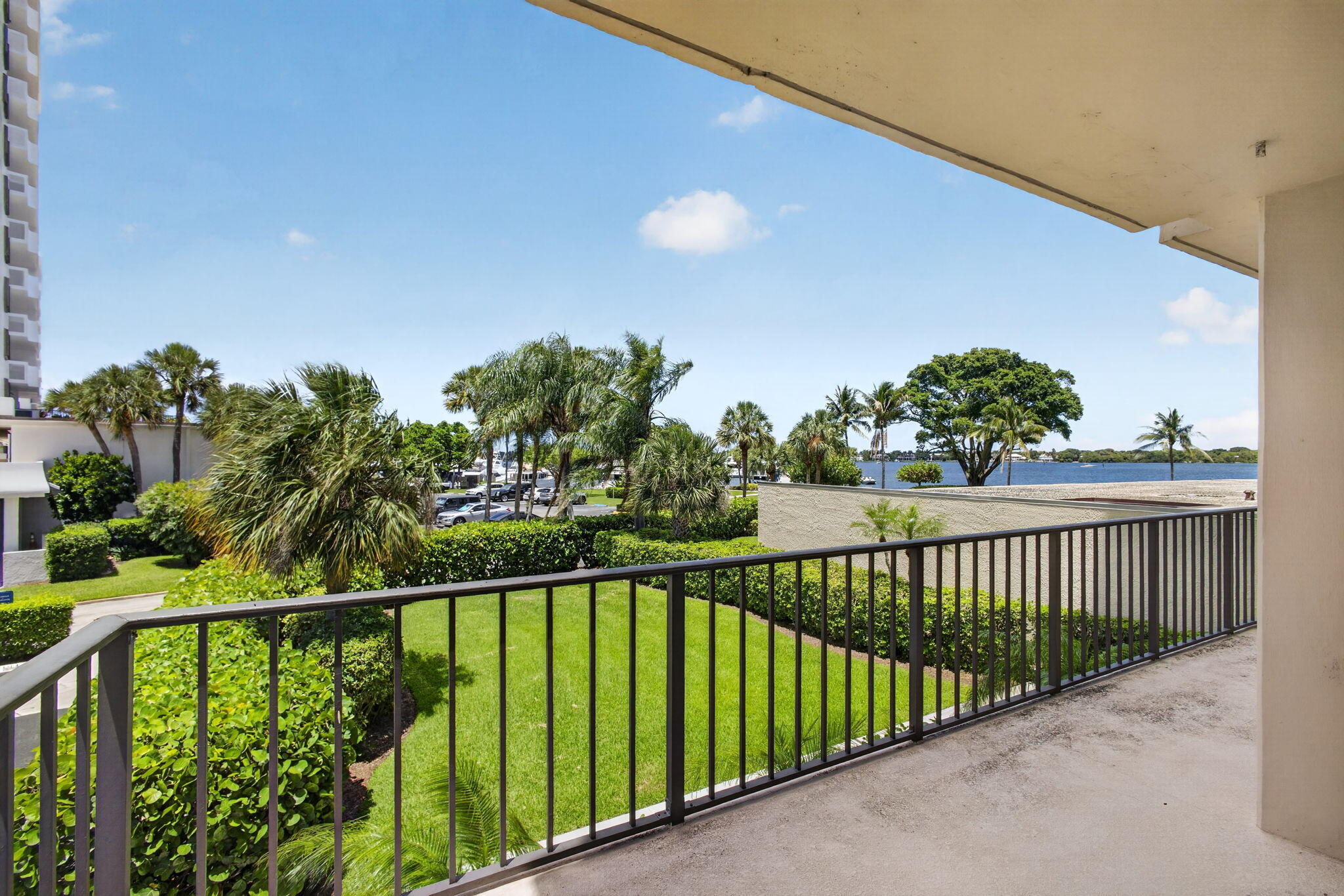Foto de propiedad en 136 Lakeshore Drive, North Palm Beach, FL 33408 North Palm Beach con MLS# 
