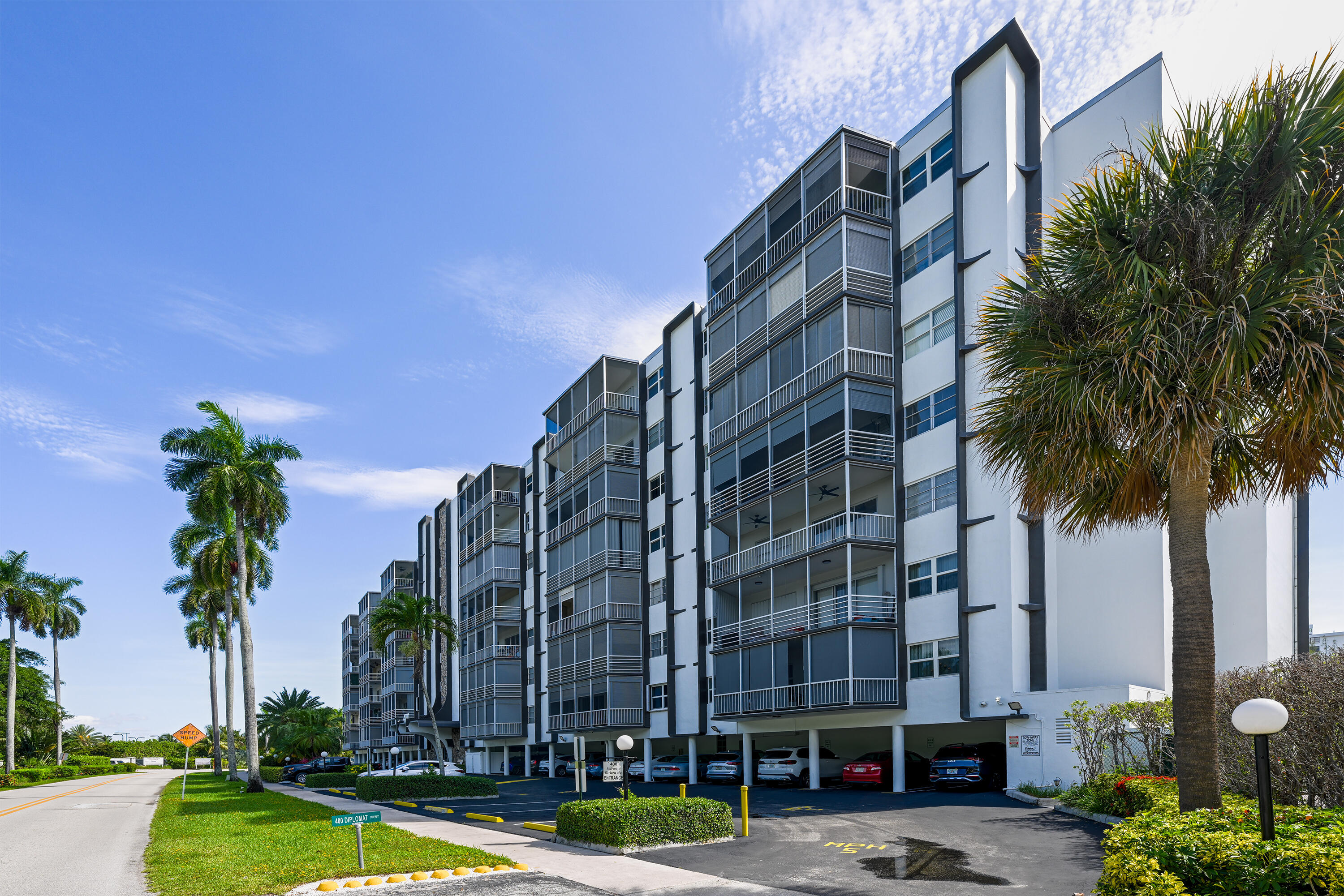 Foto de propiedad en 400 Diplomat Parkway 612, Hallandale Beach, FL 33009 Hallandale Beach con MLS# 