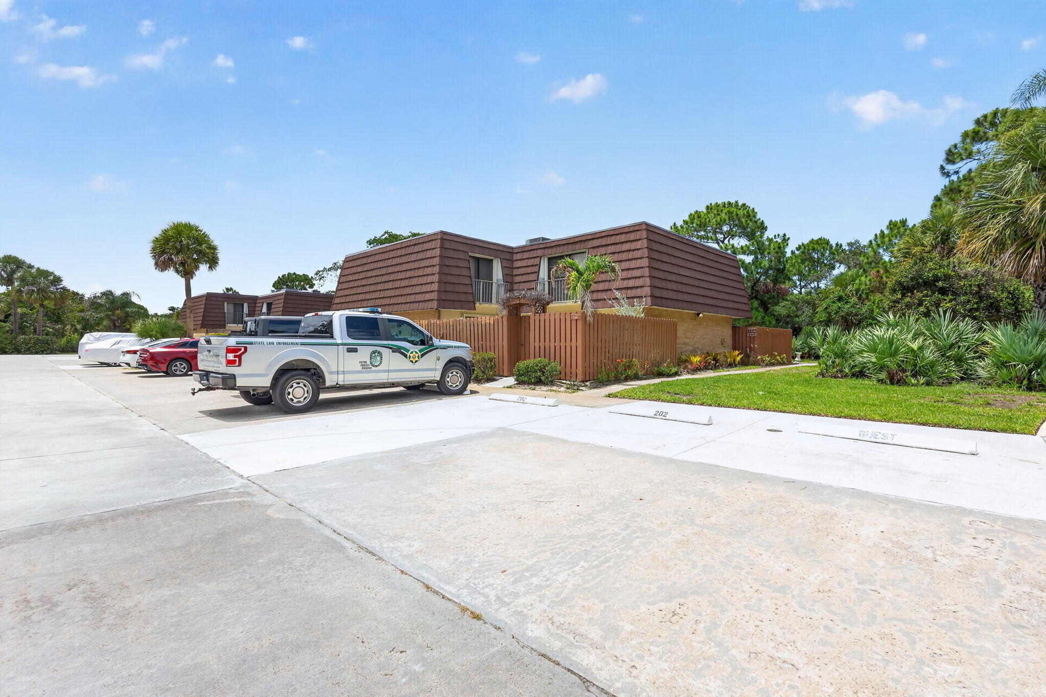 Foto de propiedad en 5706 SE Riverboat Drive 202, Stuart, FL 34997 Stuart con MLS# 
