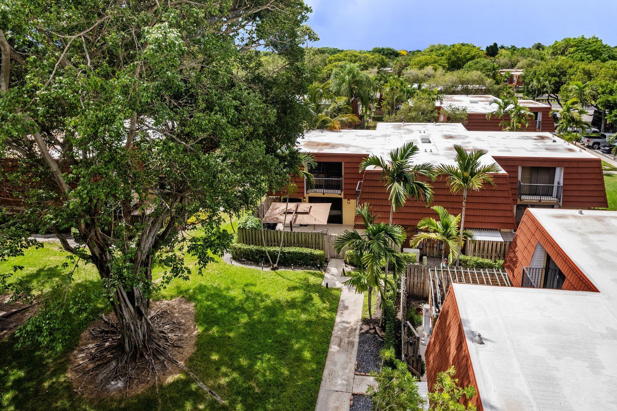 Foto de propiedad en 730 NW 99th Circle, Plantation, FL 33324 Plantation con MLS# 
