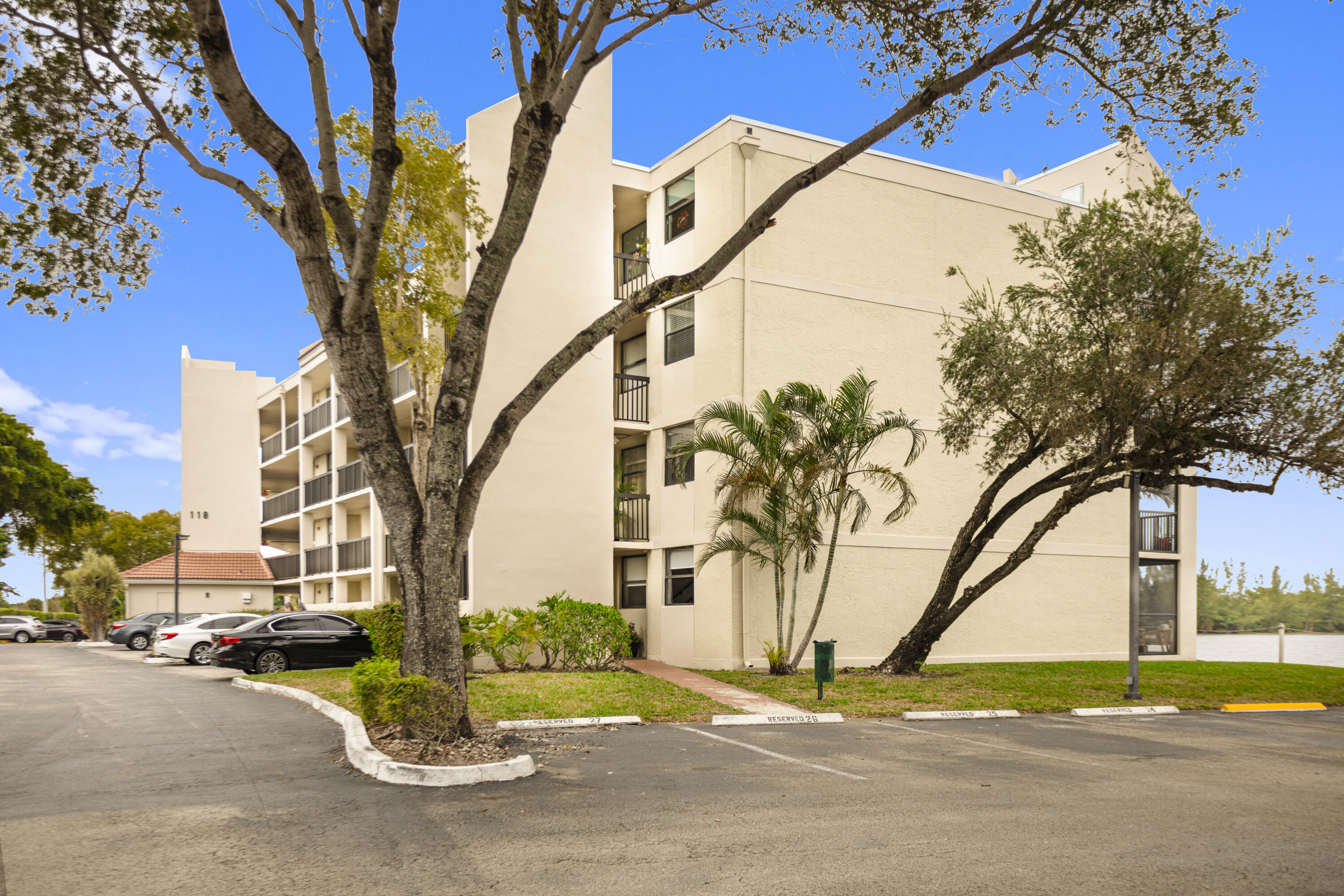Foto de propiedad en 118 Lake Emerald Drive 110, Oakland Park, FL 33309 Oakland Park con MLS# 