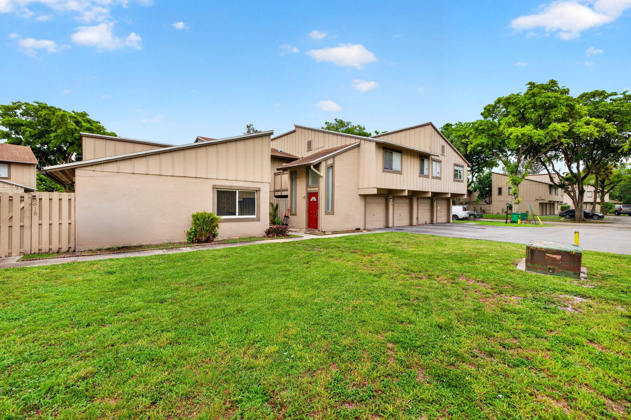 Foto de propiedad en 5611 NW 21st Street 8-a, Lauderhill, FL 33313 Lauderhill con MLS# 