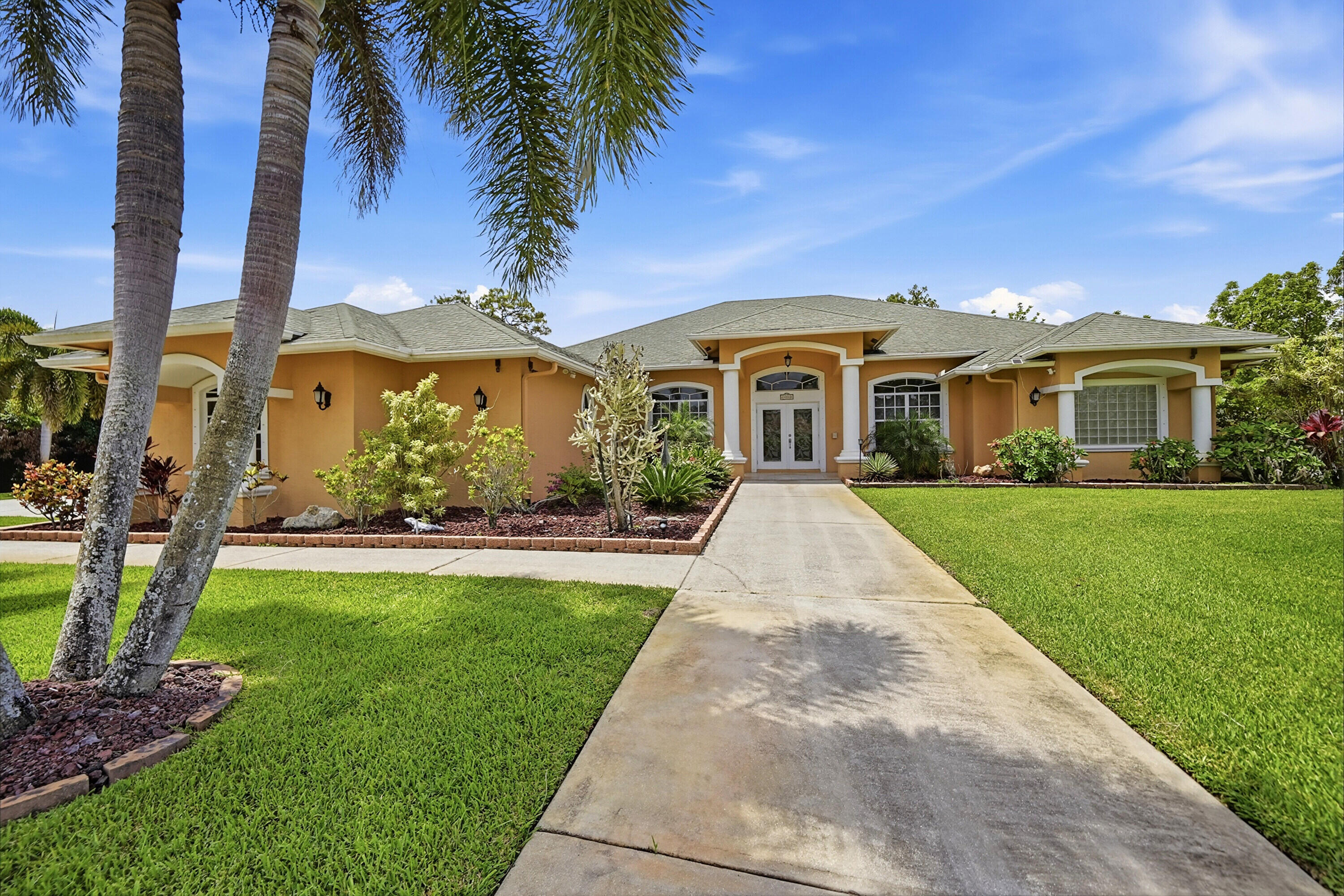 Foto de propiedad en 14310 N 85th Rd Road N, The Acreage, FL 33470 The Acreage con MLS# 