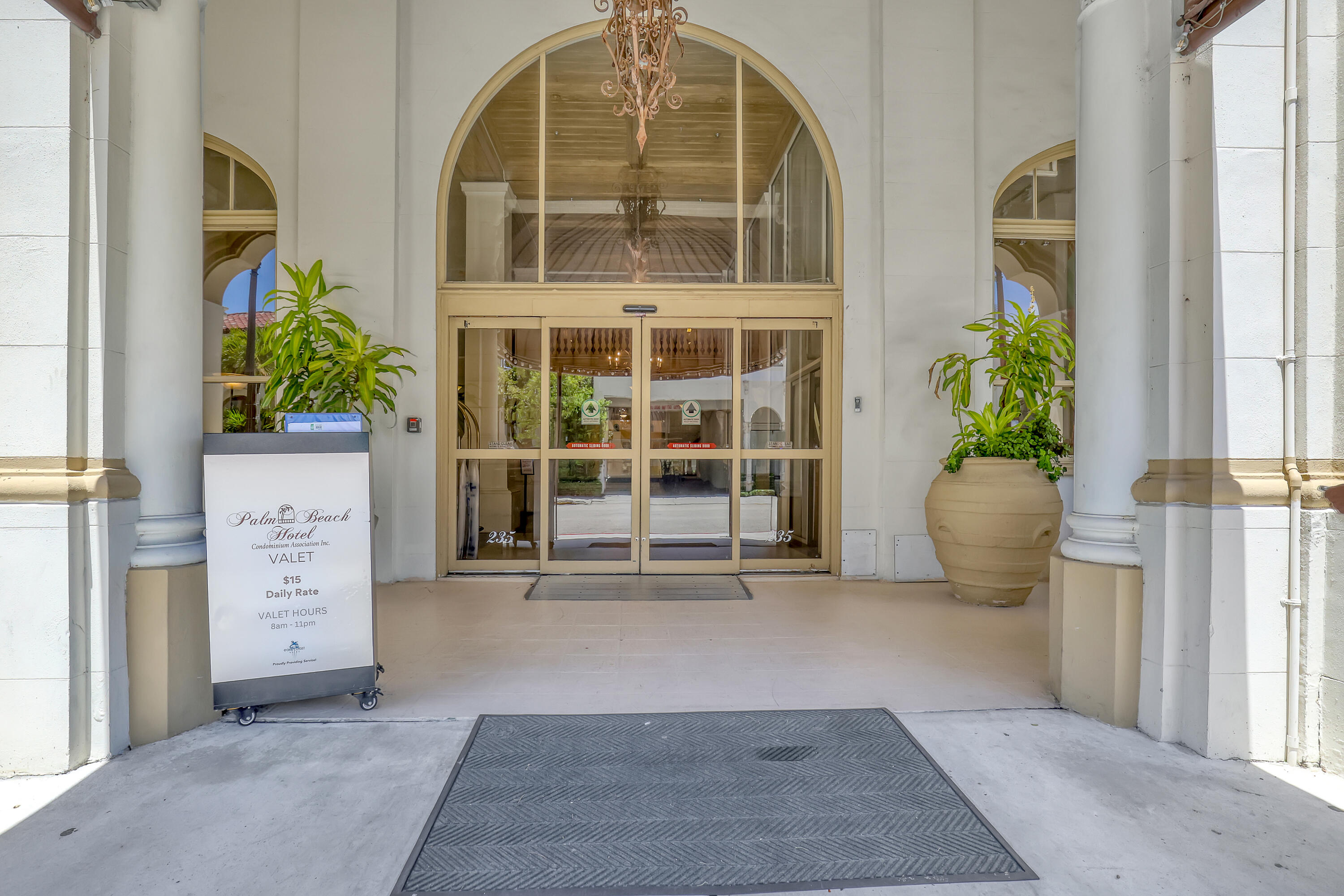 Foto de propiedad en 235 Sunrise Avenue, Palm Beach, FL 33480 Palm Beach con MLS# 