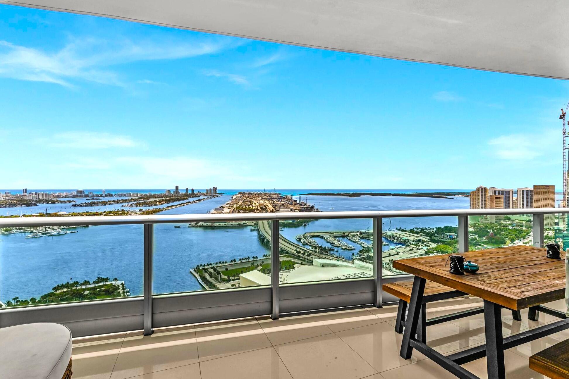 Foto de propiedad en 900 Biscayne Boulevard 4703, Miami, FL 33132 Miami con MLS# 