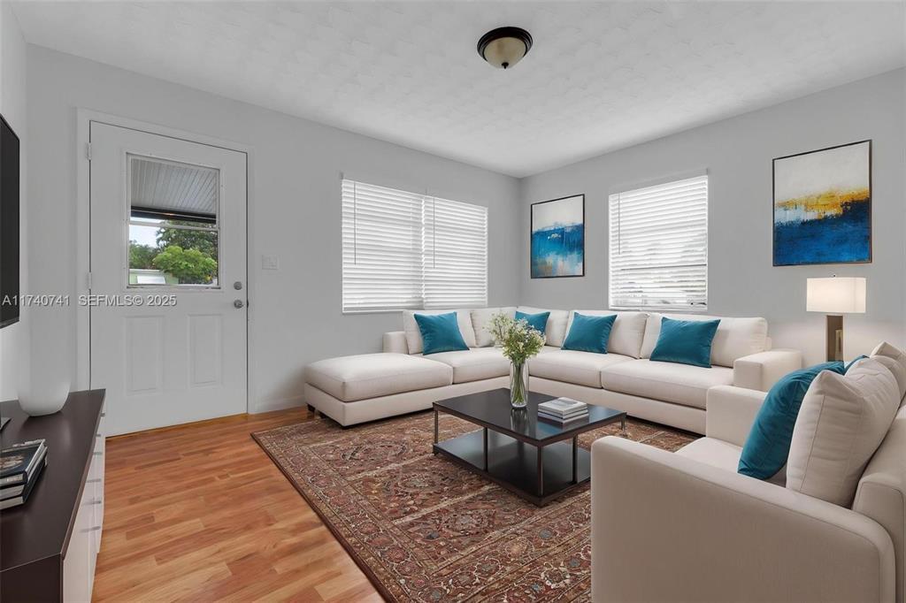 Foto de propiedad en 6340 Dawson Street, Hollywood, FL 33023 Hollywood con MLS# 