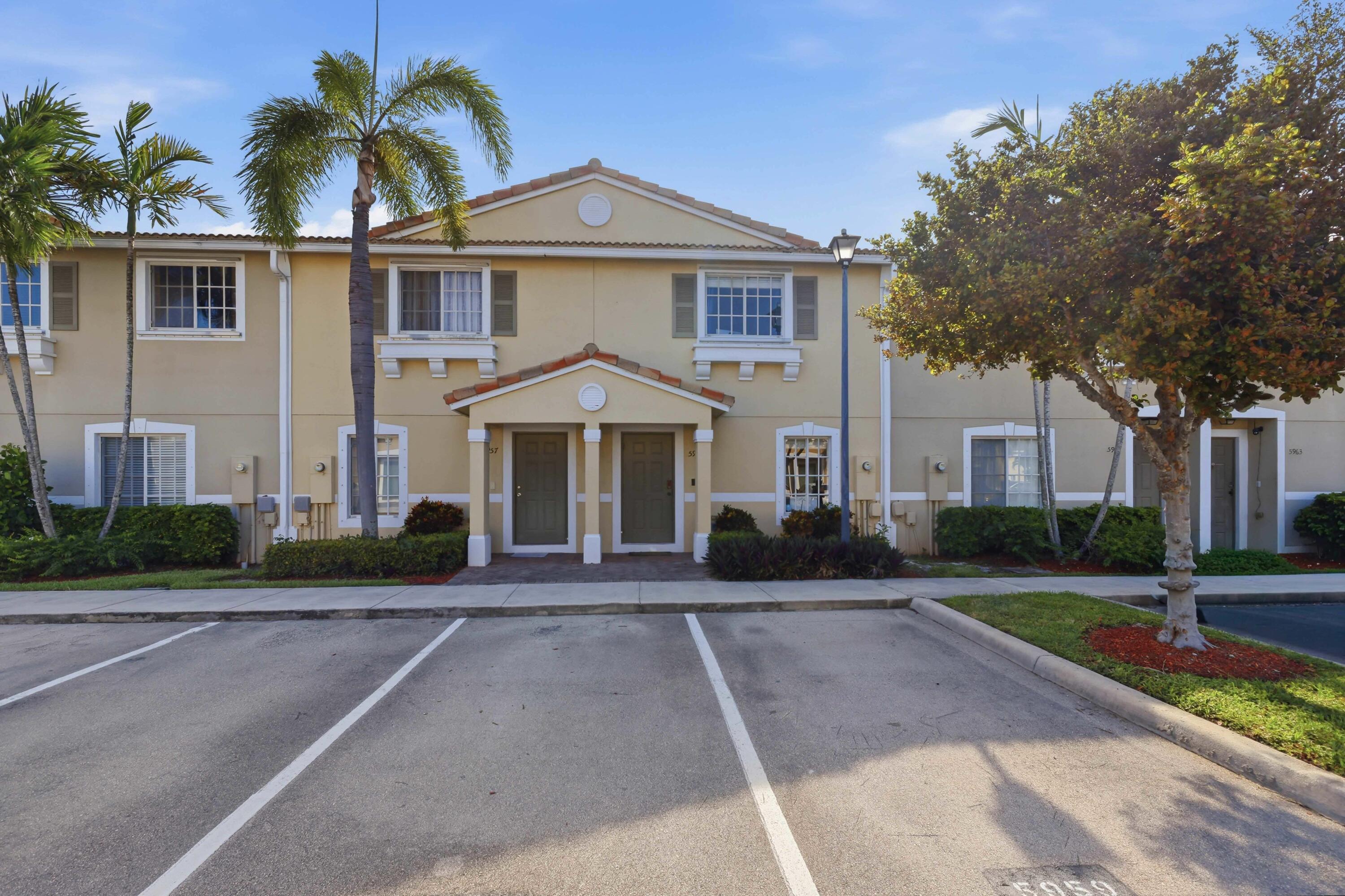 Foto de propiedad en 5959 London Lane, Tamarac, FL 33321 Tamarac con MLS# 