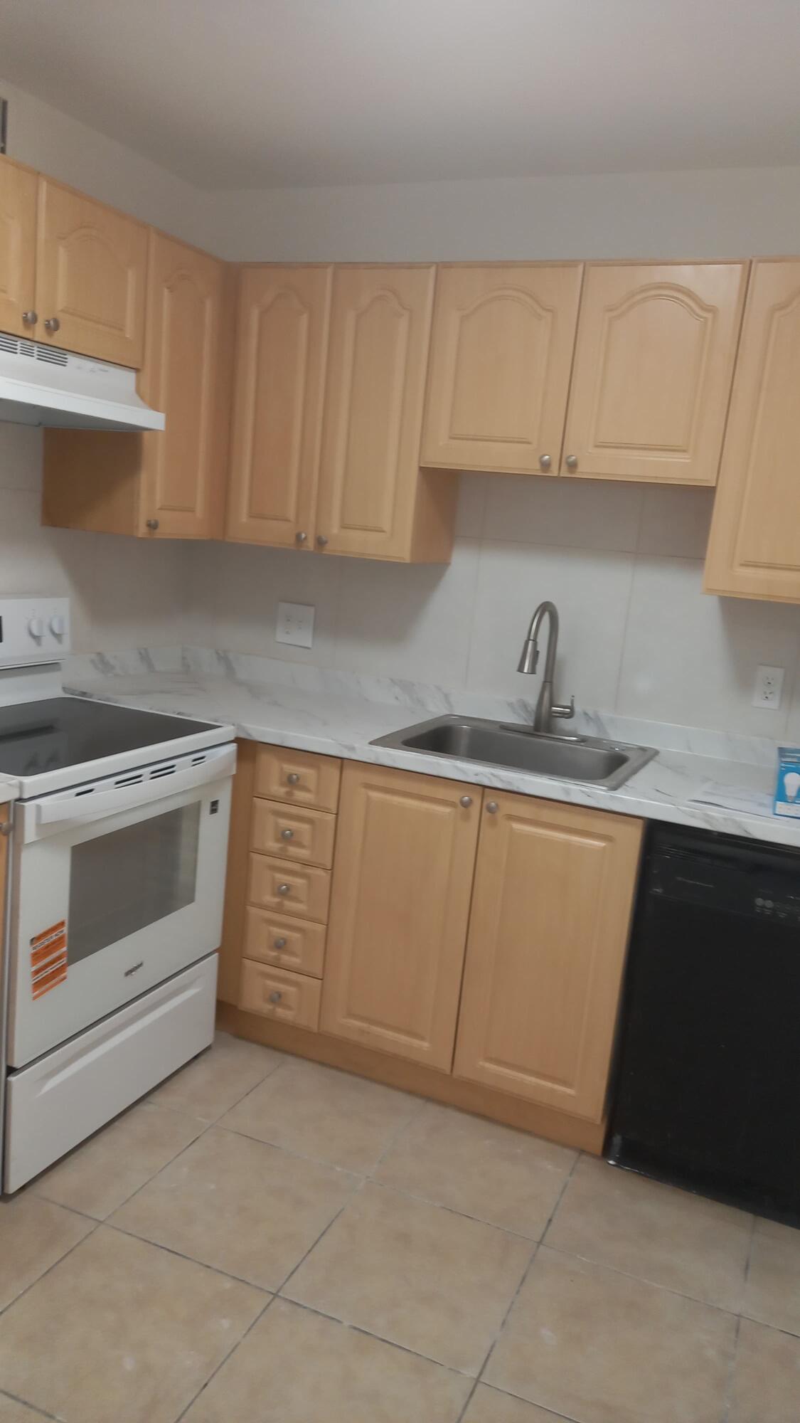 Foto de propiedad en 4165 SW 67th Avenue 208b, Davie, FL 33314 Davie con MLS# 