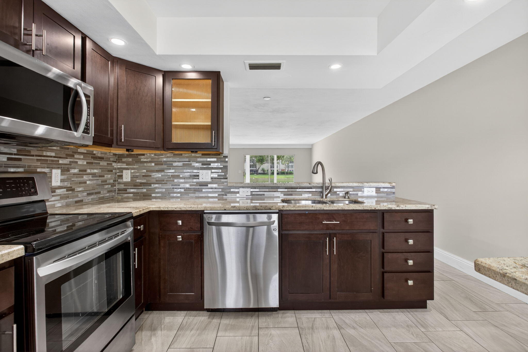 Foto de propiedad en 2202 Lucaya Bend B1, Coconut Creek, FL 33066 Coconut Creek con MLS# 