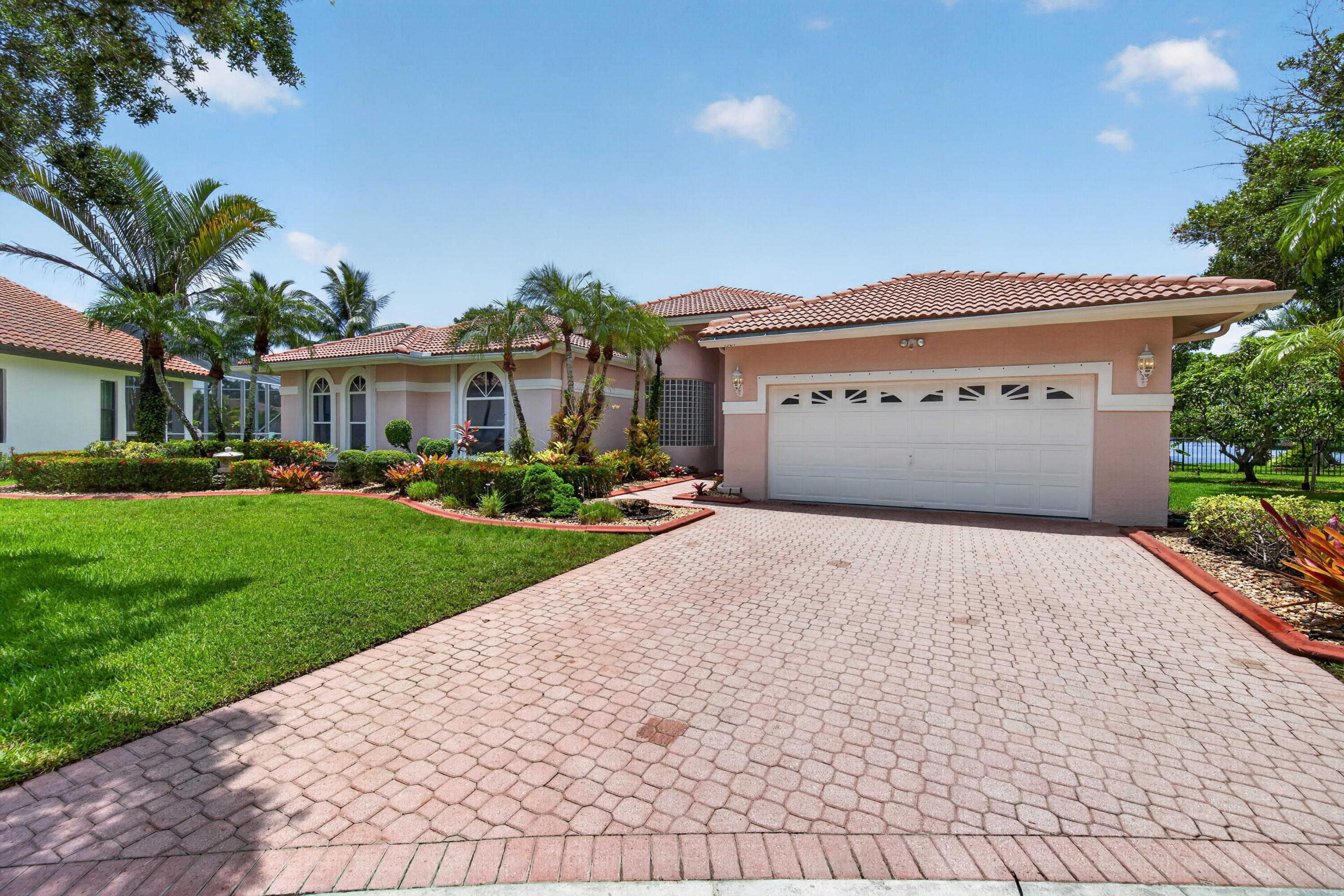 Foto de propiedad en 1501 NW 180th Way, Pembroke Pines, FL 33029 Pembroke Pines con MLS# 