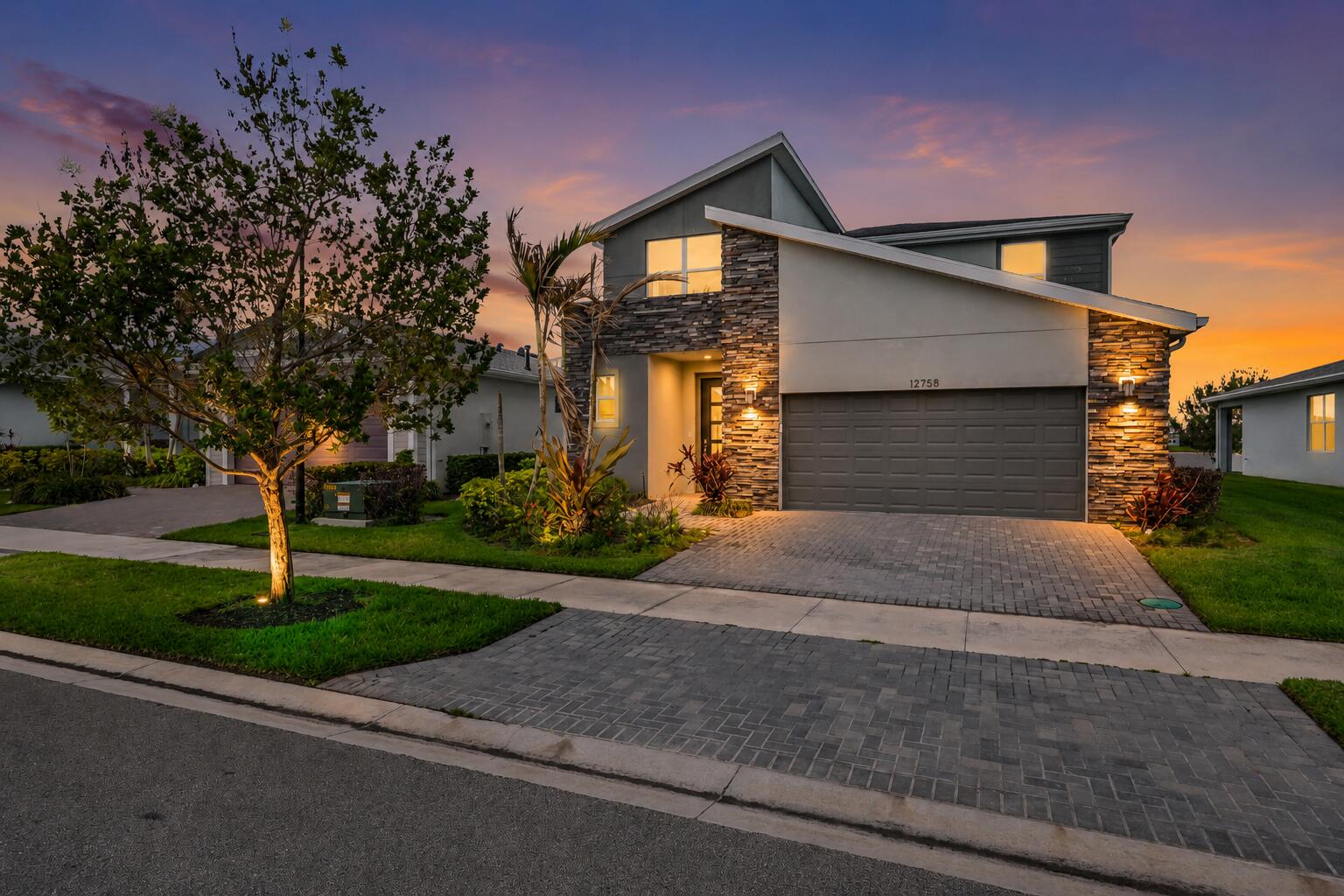 Foto de propiedad en 12758 SW Phoenix Drive, Port St. Lucie, FL 34987 Port St. Lucie con MLS# 