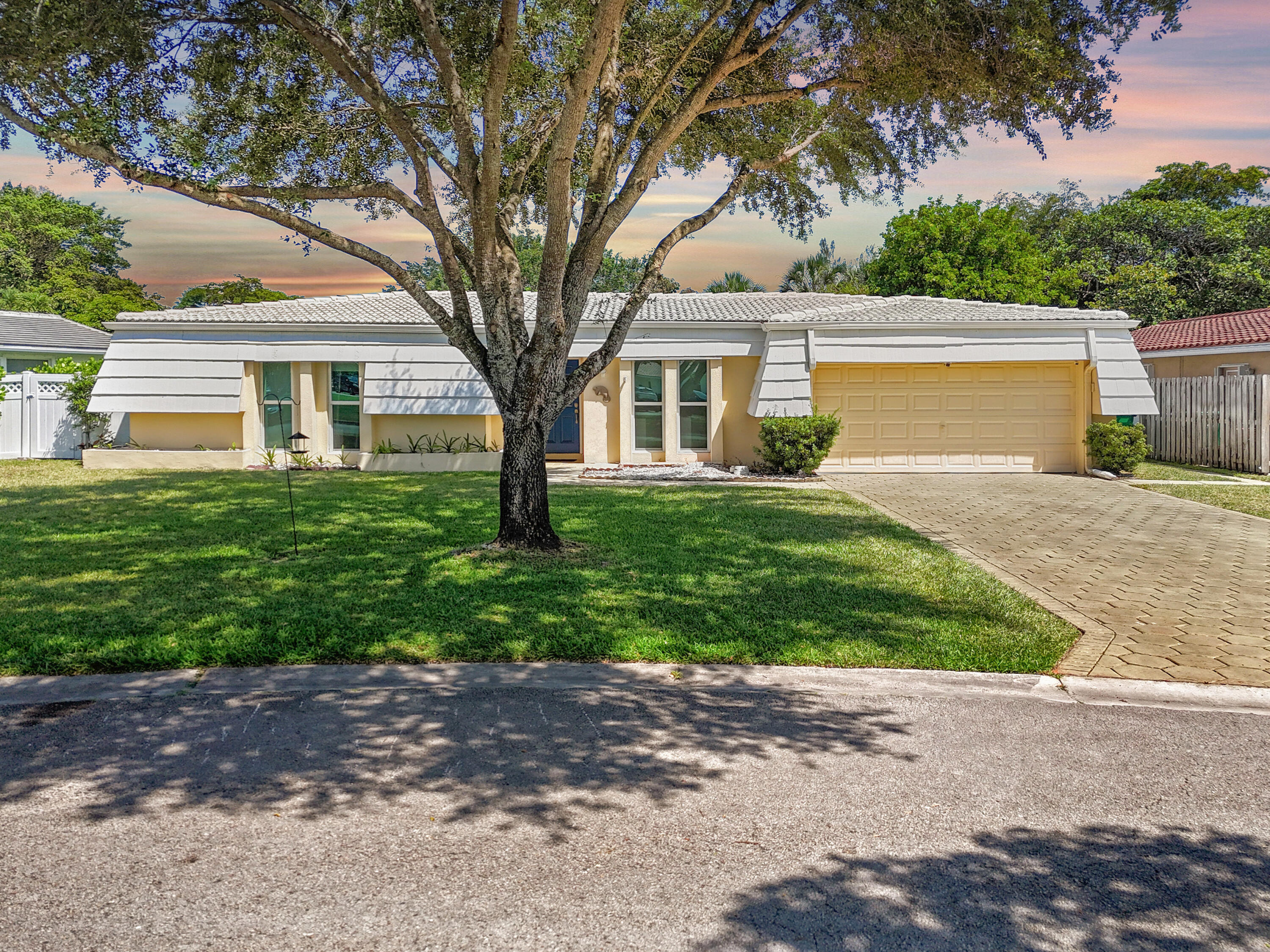Foto de propiedad en 3721 NW 108th Drive, Coral Springs, FL 33065 Coral Springs con MLS# 