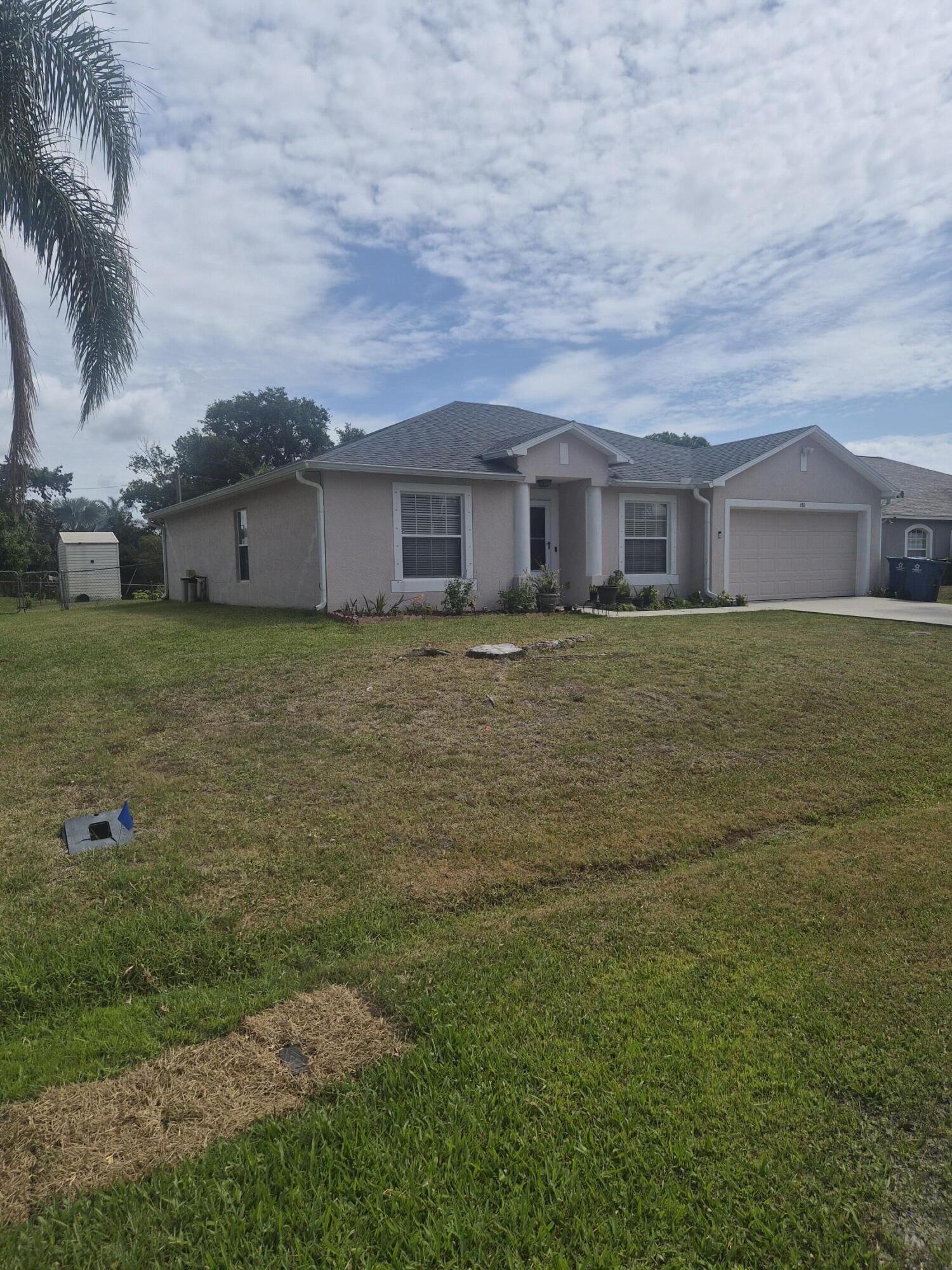 Foto de propiedad en 681 NW Thuringer St Street NW, Palm Bay, FL 32907 Palm Bay con MLS# 