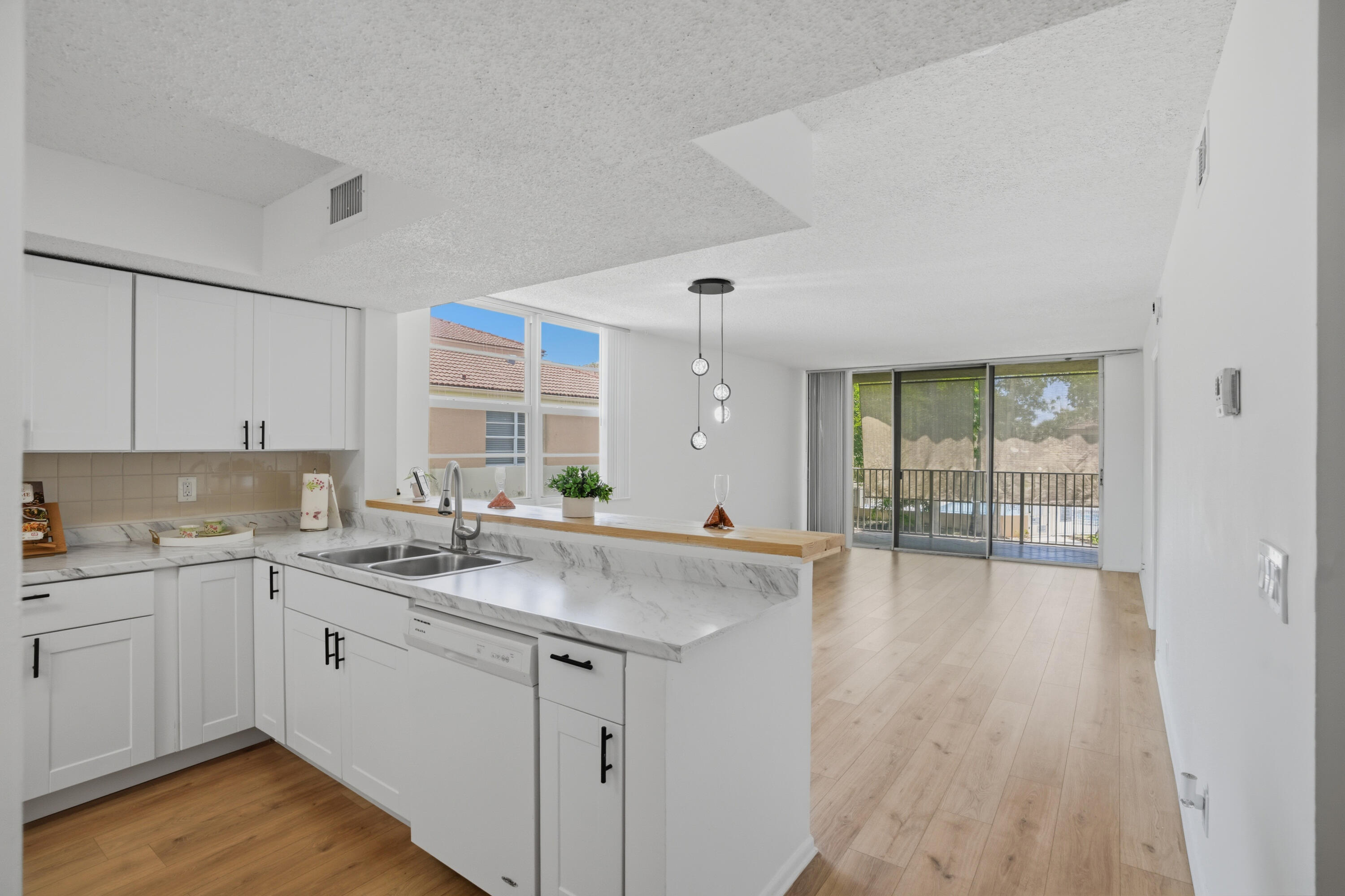 Foto de propiedad en 8296 NW 24th Street 8296, Coral Springs, FL 33065 Coral Springs con MLS# 