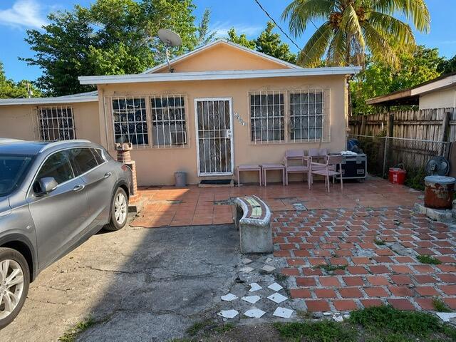 Foto de propiedad en 1850 NW 35th Street, Miami, FL 33142 Miami con MLS# 