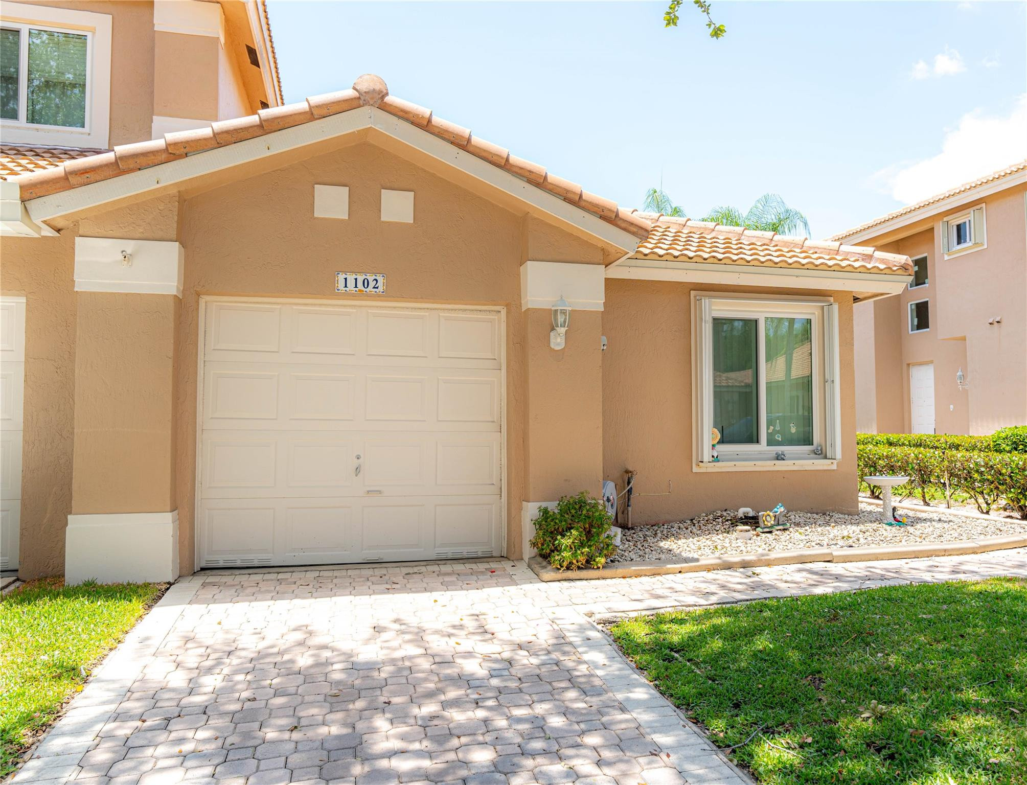 Foto de propiedad en 1102 SW 158th Avenue, Pembroke Pines, FL 33027 Pembroke Pines con MLS# 