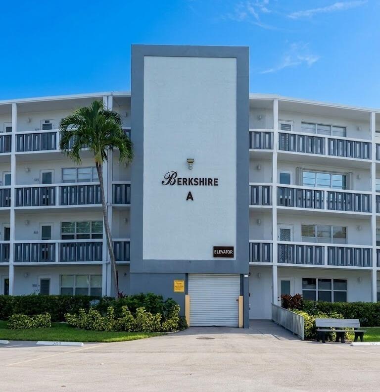 Foto de propiedad en 2002 Berkshire A 2002, Deerfield Beach, FL 33442 Deerfield Beach con MLS# 
