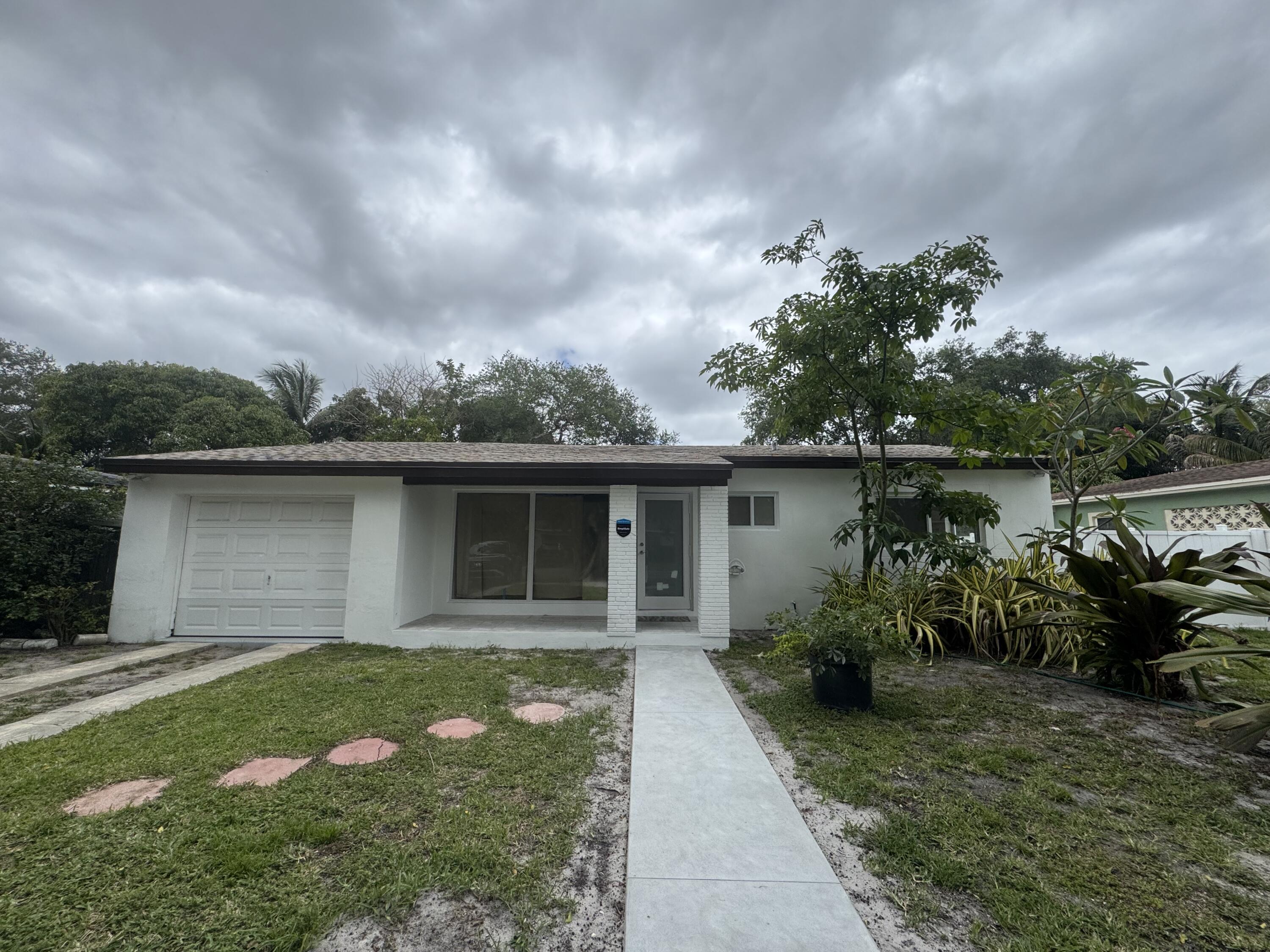 Foto de propiedad en 725 NE 160th Terrace, Miami, FL 33162 Miami con MLS# 