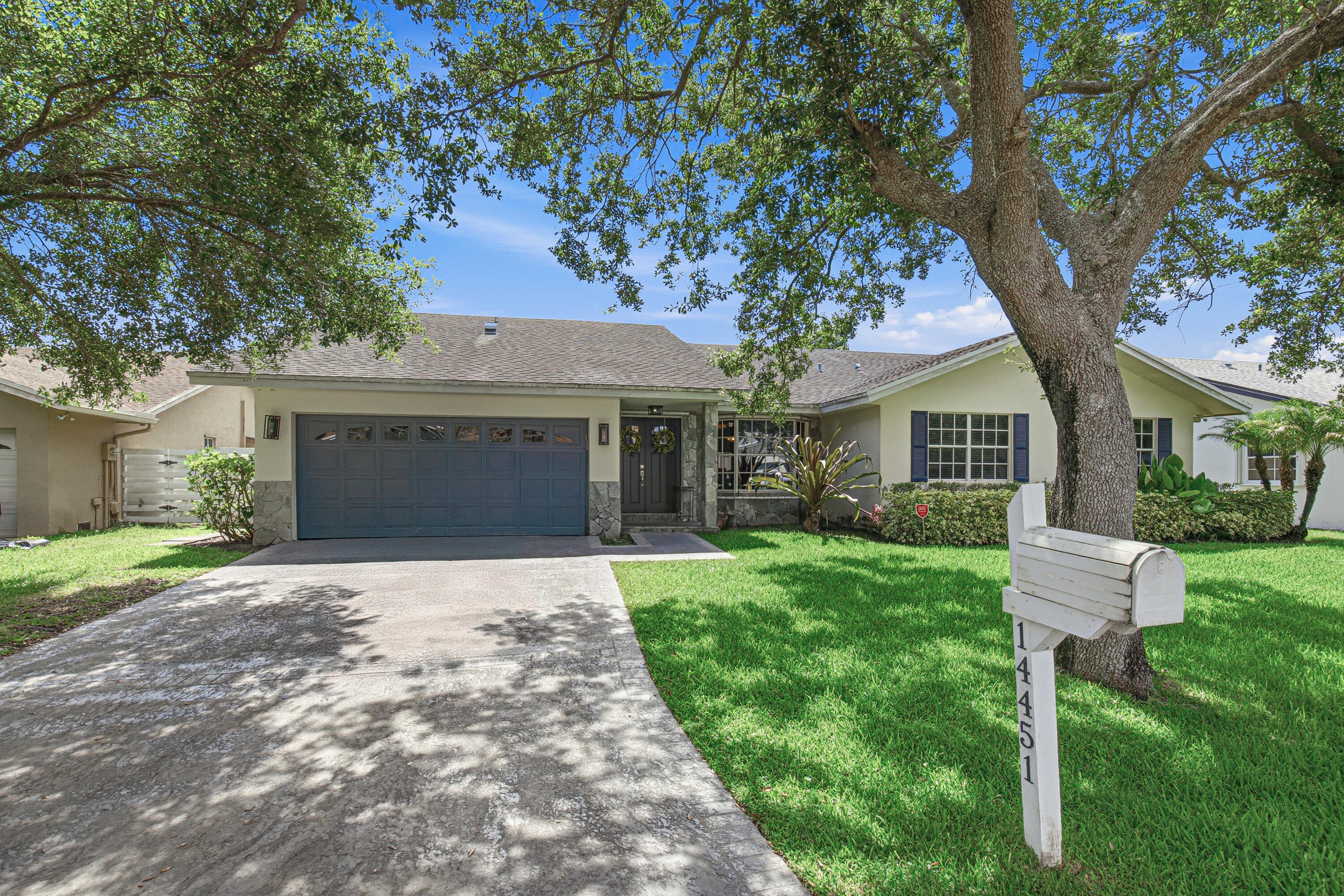 Foto de propiedad en 14451 SW 140th Court, Miami, FL 33186 Miami con MLS# 