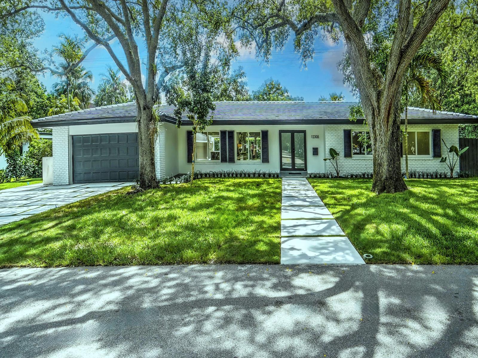 Foto de propiedad en 12305 SW 73rd Avenue, Pinecrest, FL 33156 Pinecrest con MLS# 
