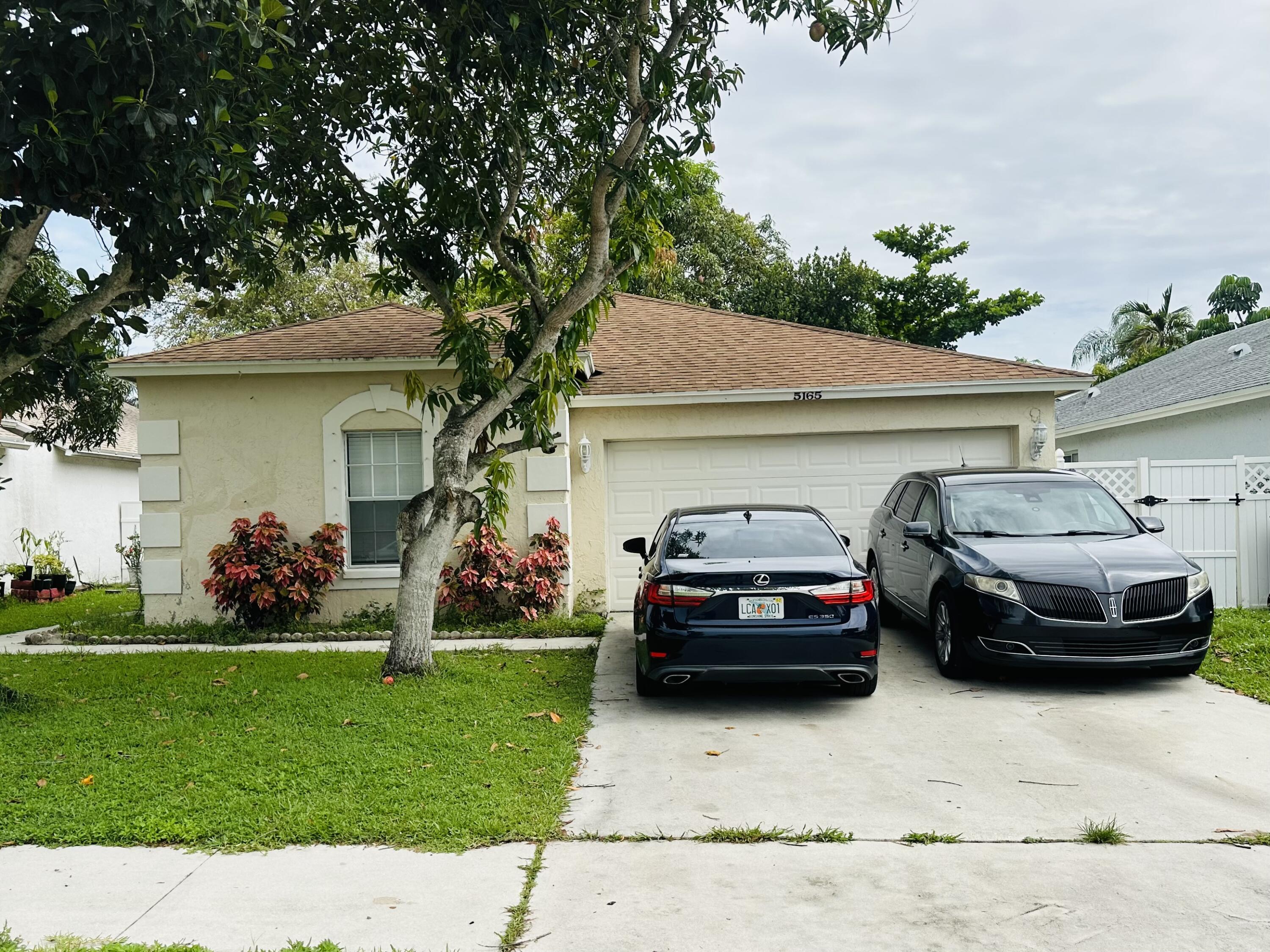 Foto de propiedad en 5165 Foxhall Pl, West Palm Beach, FL 33417 West Palm Beach con MLS# 
