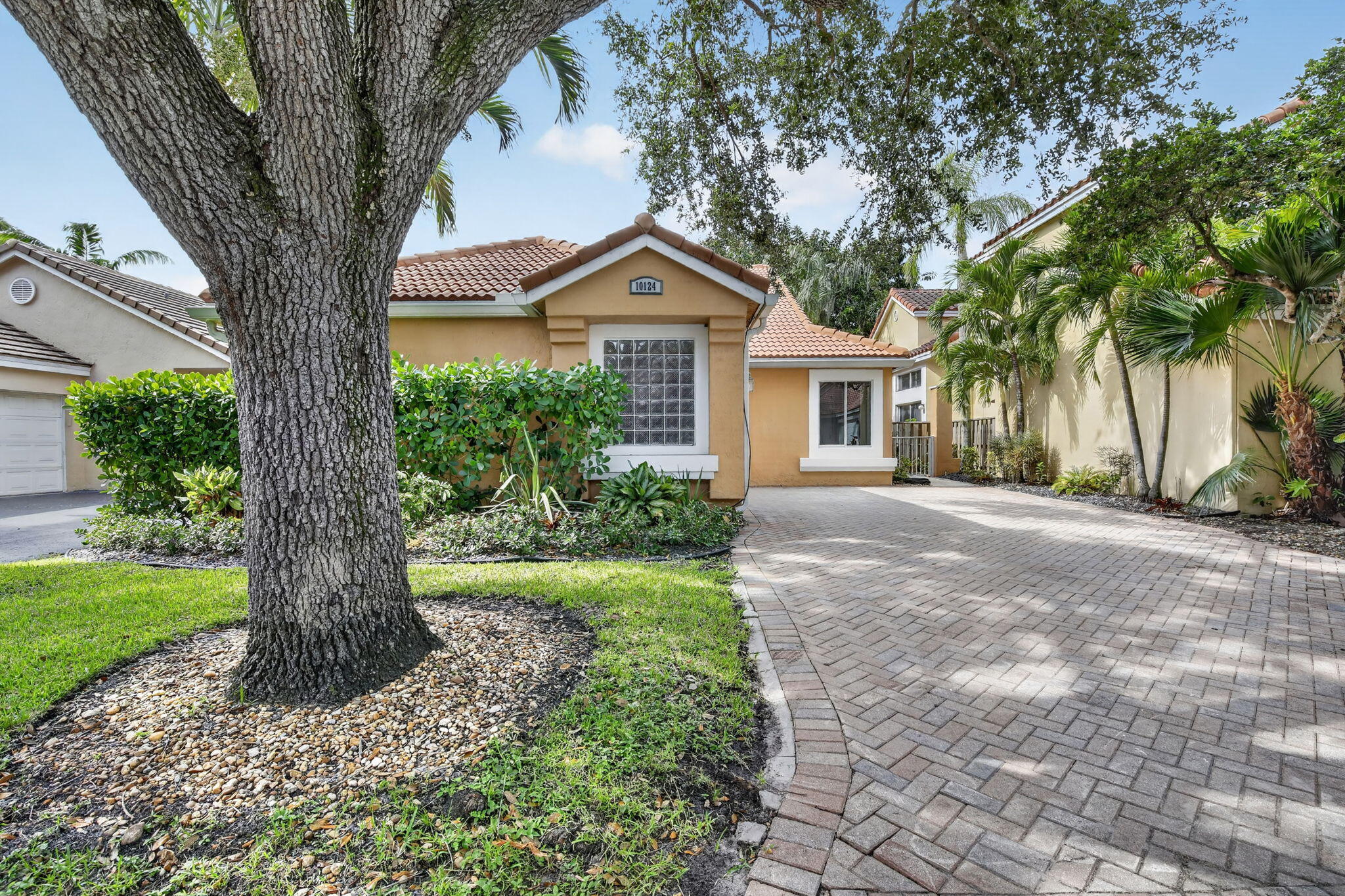 Foto de propiedad en 10124 NW 4th Street, Plantation, FL 33324 Plantation con MLS# 