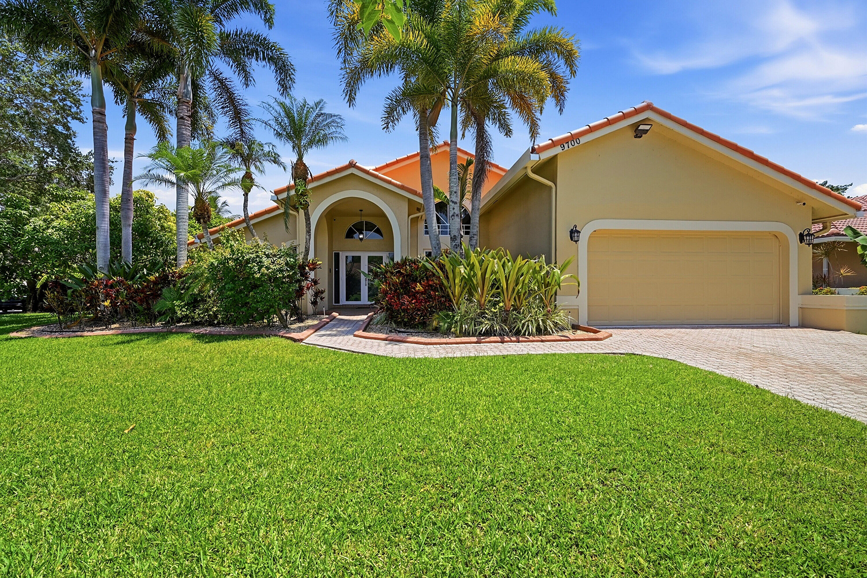 Foto de propiedad en 9700 NW 48th Drive, Coral Springs, FL 33076 Coral Springs con MLS# 