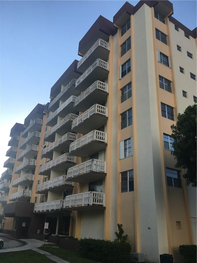 Foto de propiedad en 15600 NW 7th Avenue 421, Miami, FL 33169 Miami con MLS# 