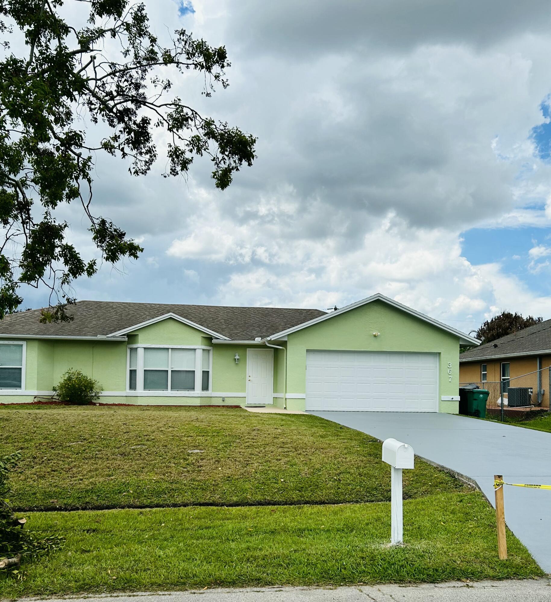 Foto de propiedad en 367 SW Donna Terrace, Port St. Lucie, FL 34984 Port St. Lucie con MLS# 