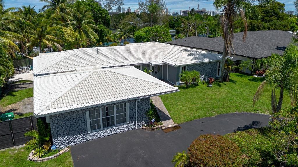 Foto de propiedad en 19885 NE 22nd Avenue, Miami, FL 33180 Miami con MLS# 