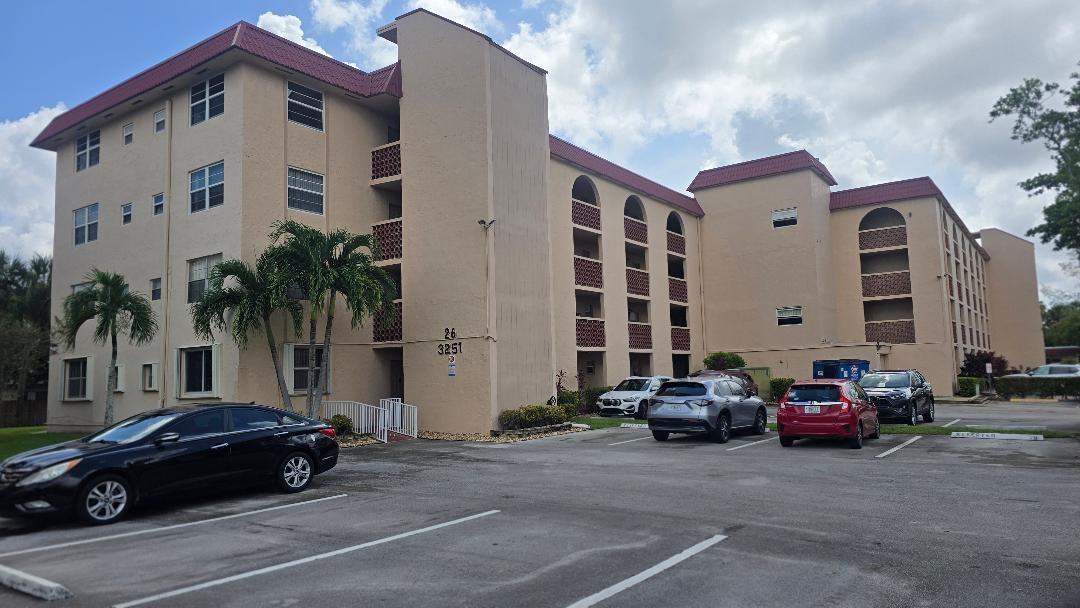 Foto de propiedad en 3251 Holiday Springs Boulevard 302, Margate, FL 33063 Margate con MLS# 