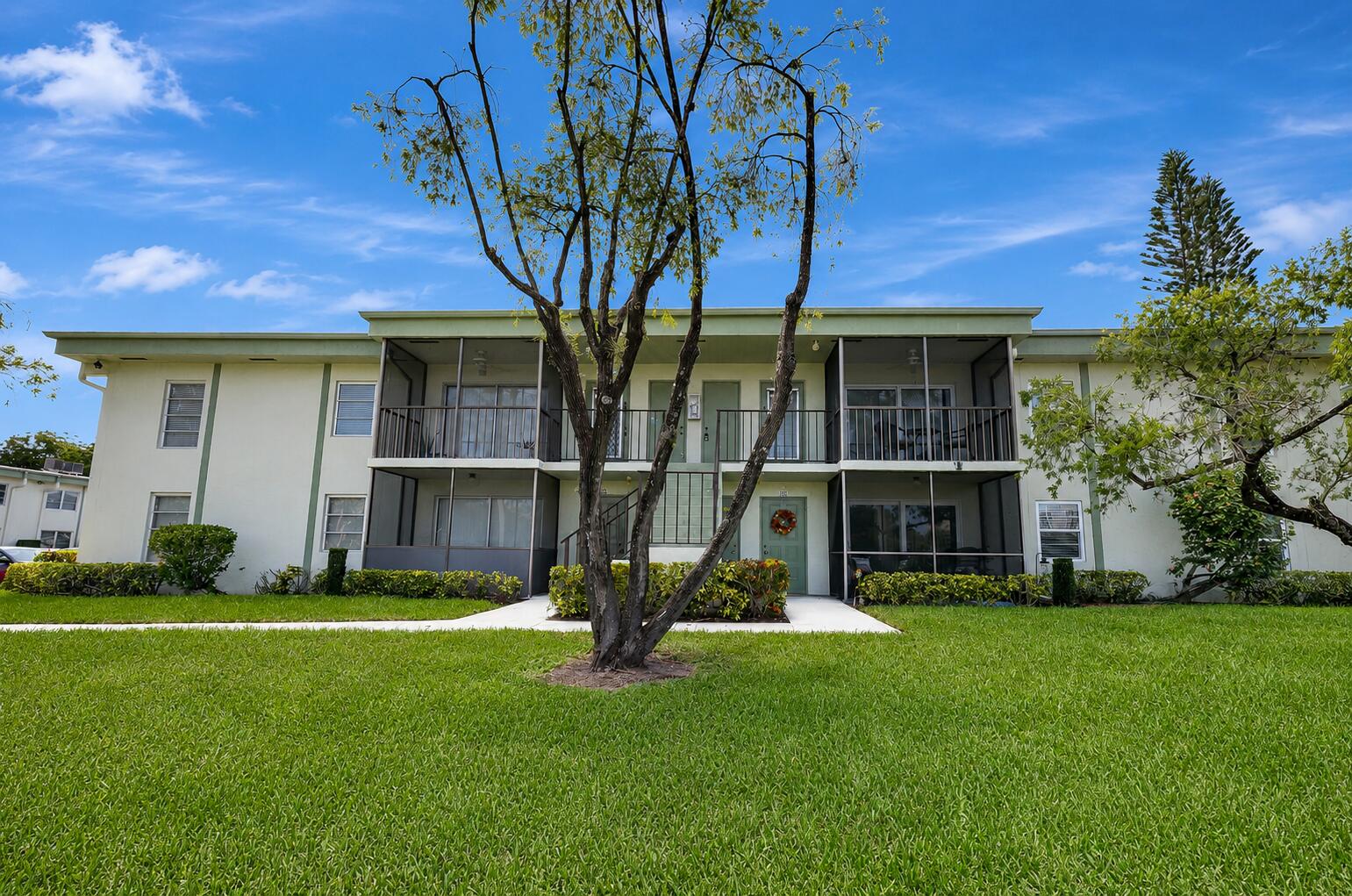 Foto de propiedad en 7547 S Oriole Boulevard 101, Delray Beach, FL 33446 Delray Beach con MLS# 