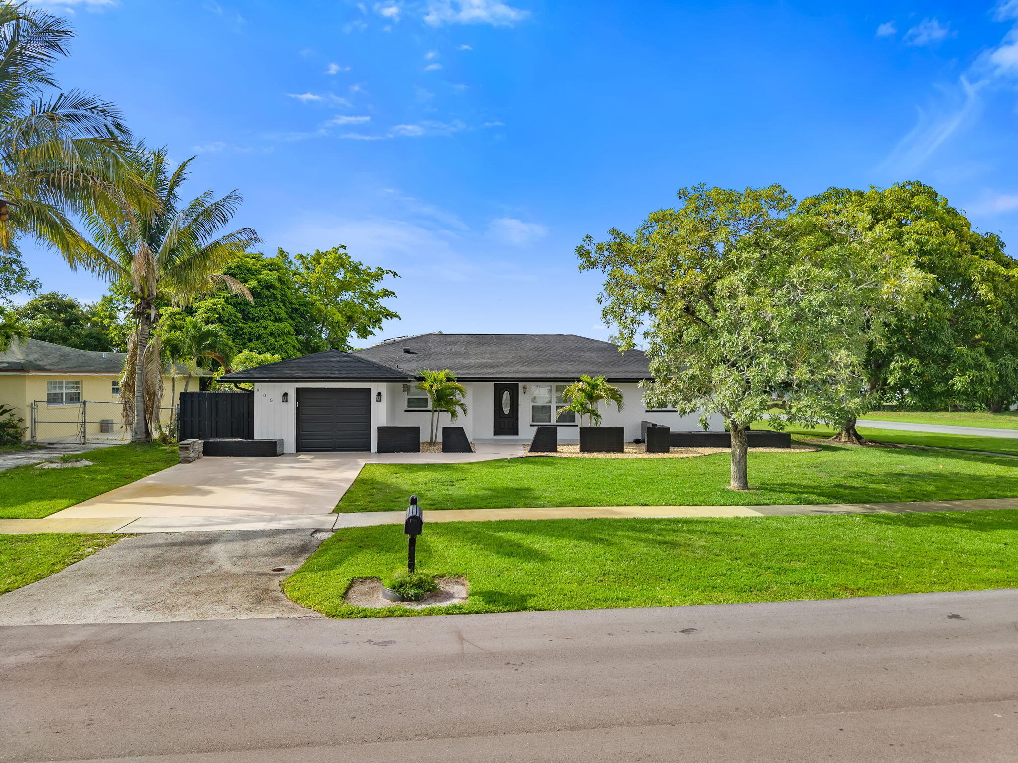 Alquilada 908 Hibiscus Drive, Royal Palm Beach, FL 33411, Royal Palm Beach, FL 33411