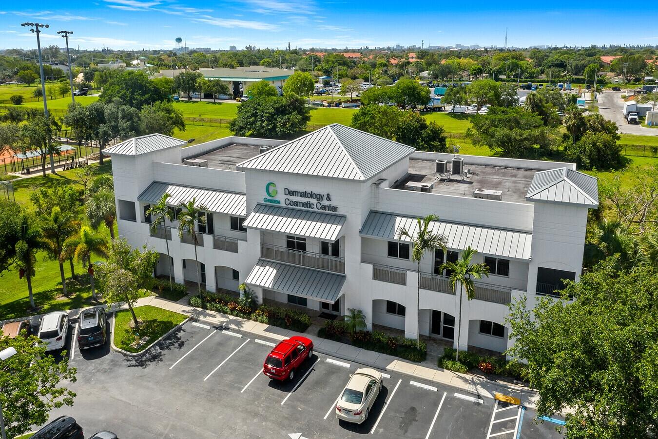 Foto de propiedad en 260 SW Natura Avenue B, Deerfield Beach, FL 33441 Deerfield Beach con MLS# 