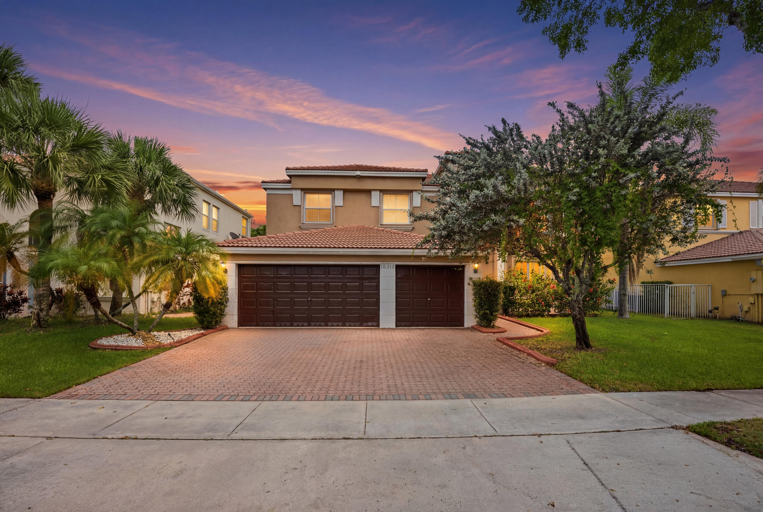 Foto de propiedad en 16918 SW 16th Street, Pembroke Pines, FL 33027 Pembroke Pines con MLS# 