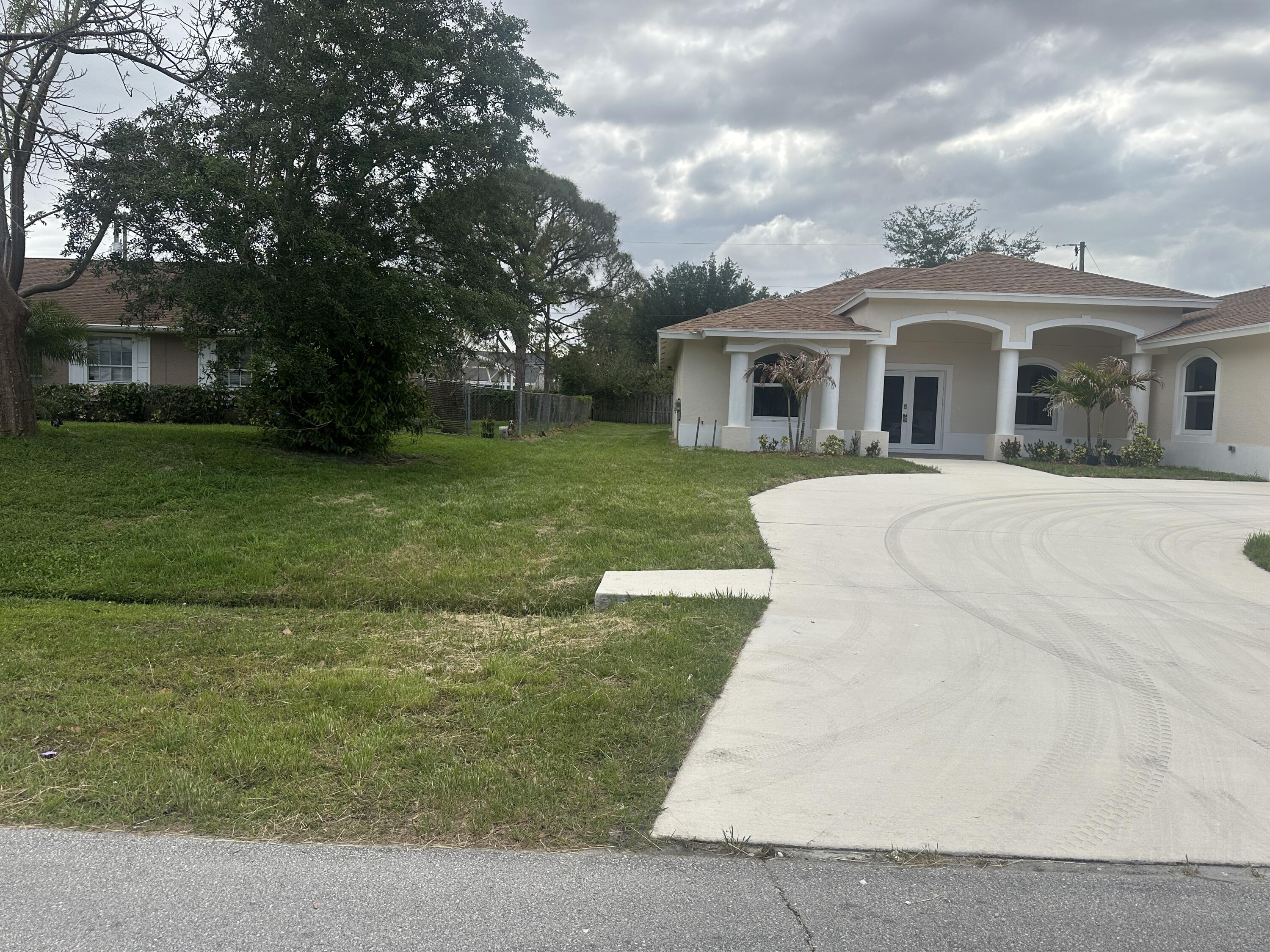Foto de propiedad en 1908 SW Americana Street, Port St. Lucie, FL 34953 Port St. Lucie con MLS# 