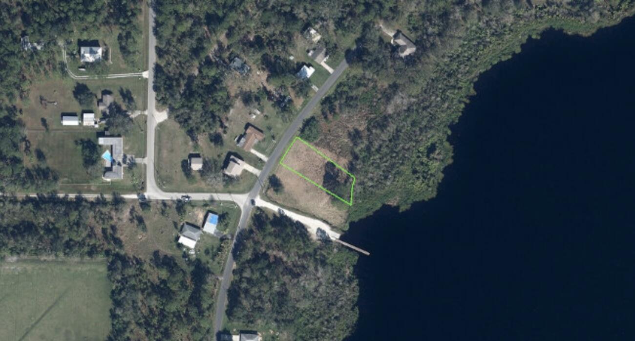 Foto de propiedad en 6338 Lakeside Drive W, Sebring, FL 33875 Sebring con MLS# 